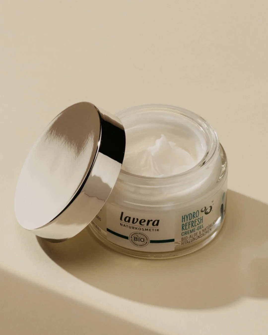 Experience the power of long-lasting hydration with our Hydro Refresh Cream Gel. Our well-tolerated formula works naturally to:

Replenish moisture levels deep within.

Strengthen your skin&rsquo;s natural barrier.

Invigorate your complexion with a 