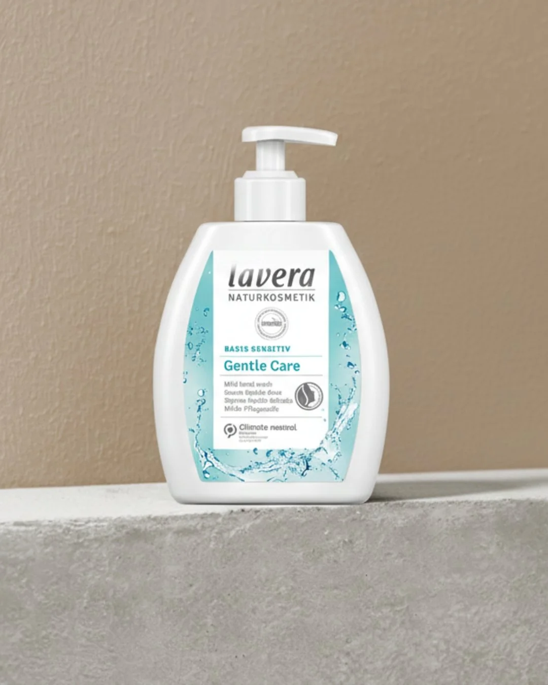 Our Basis Sensitiv Hand Soap is more than just a cleanser, it's a moment of calm for your skin. Infused with organic aloe vera and organic chamomile, this pH-skin neutral formula transforms into a delicate foam that cleanses without the "tight&q