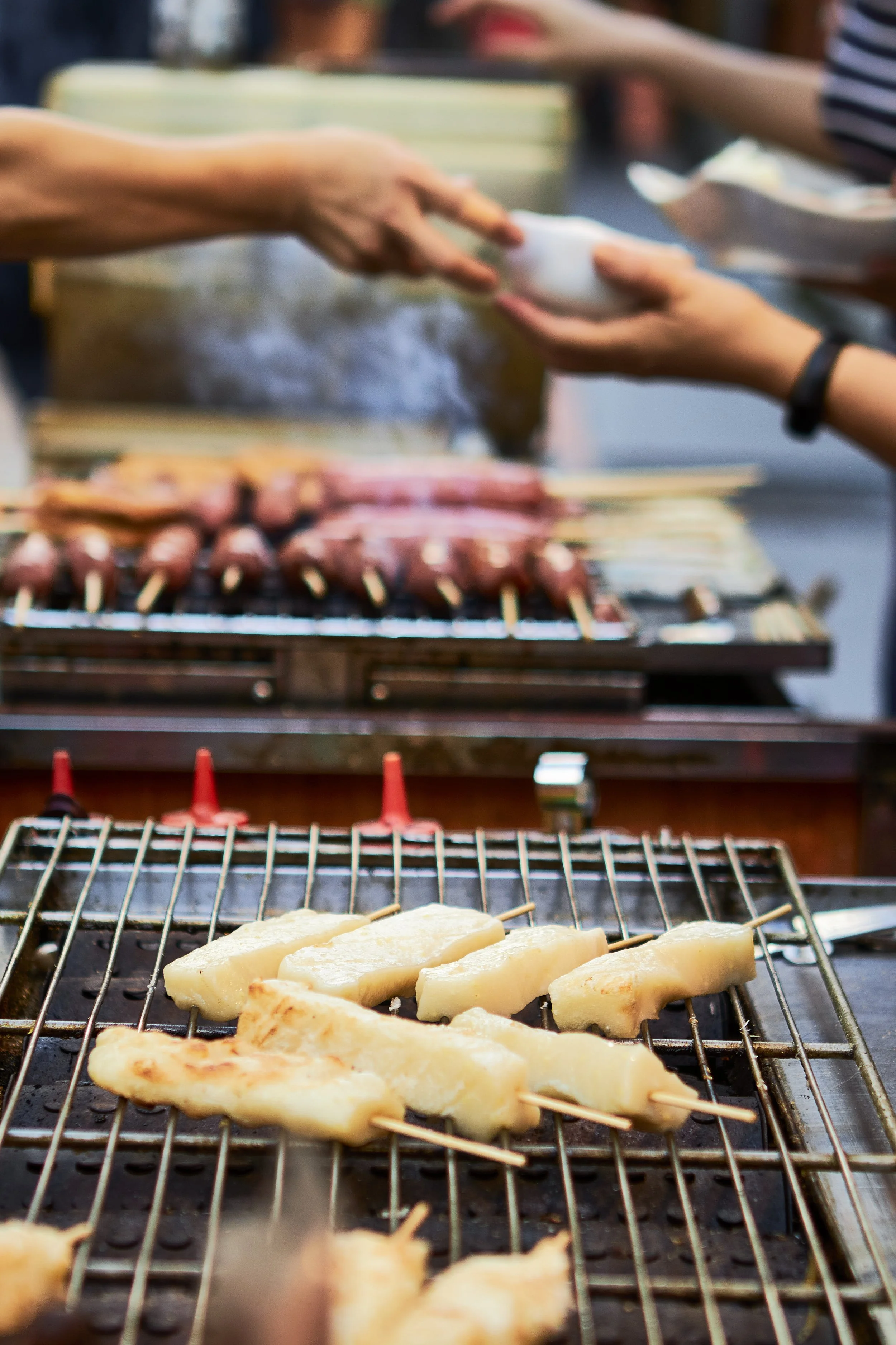yone-taiwan-food-street-photographer-grilled-mochi.jpg