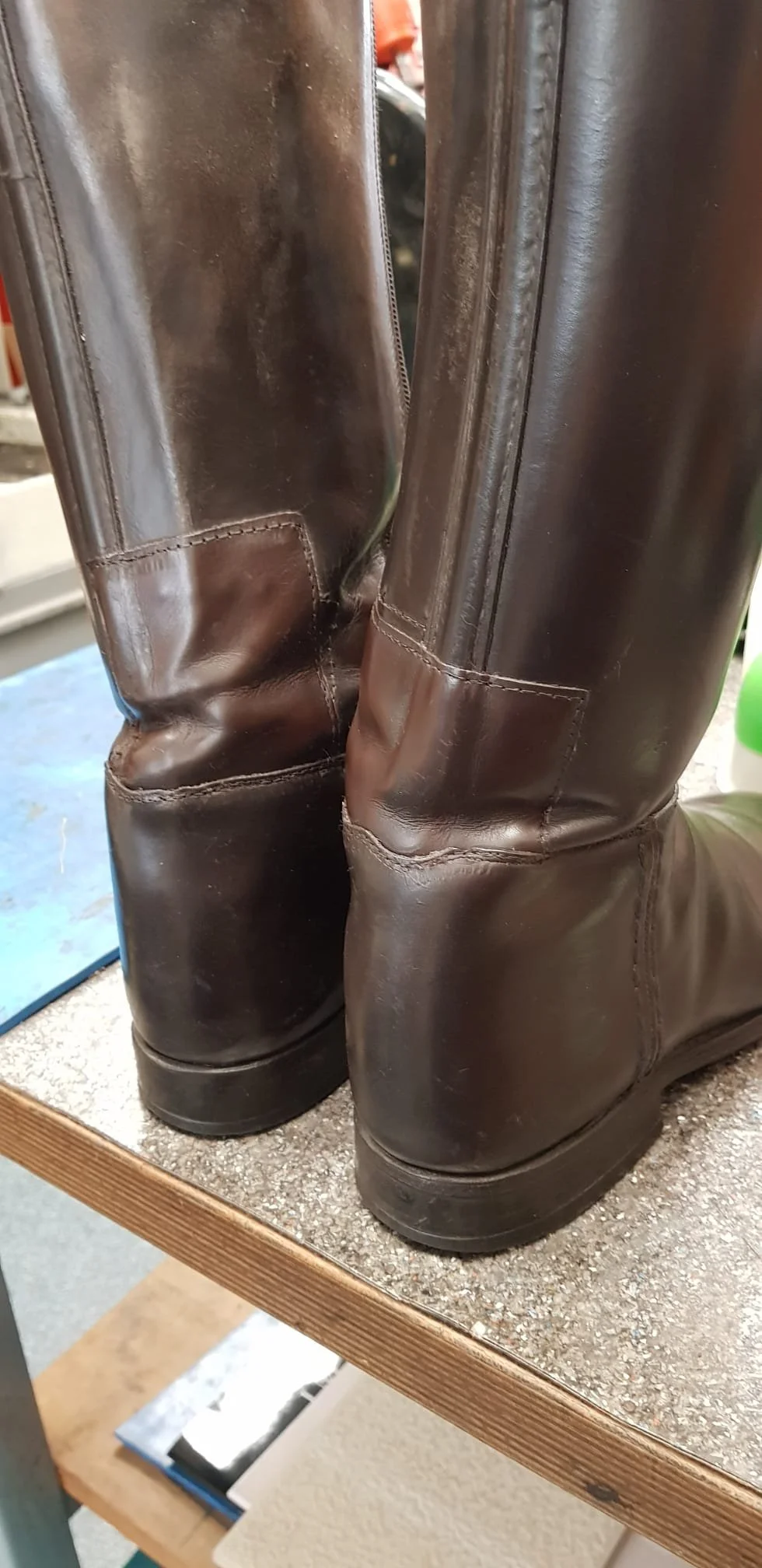 Schwarze Lederstiefel auf einem Ladenregal