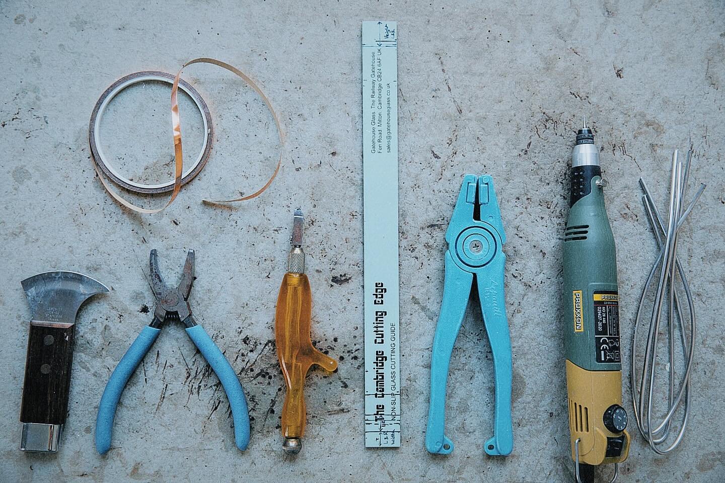 Tools of my trade&hellip; #handmade ⚒️🖤

📸 Captured by @saranicomedi @saranicoad_photography 

🎼Witness Dub - Roots Manuva @rootsmanuvaofficial 

#glassbybutler #toolsofthetrade #tools #copperfoil #engraving #tiffanytechnique #makermovement #craft
