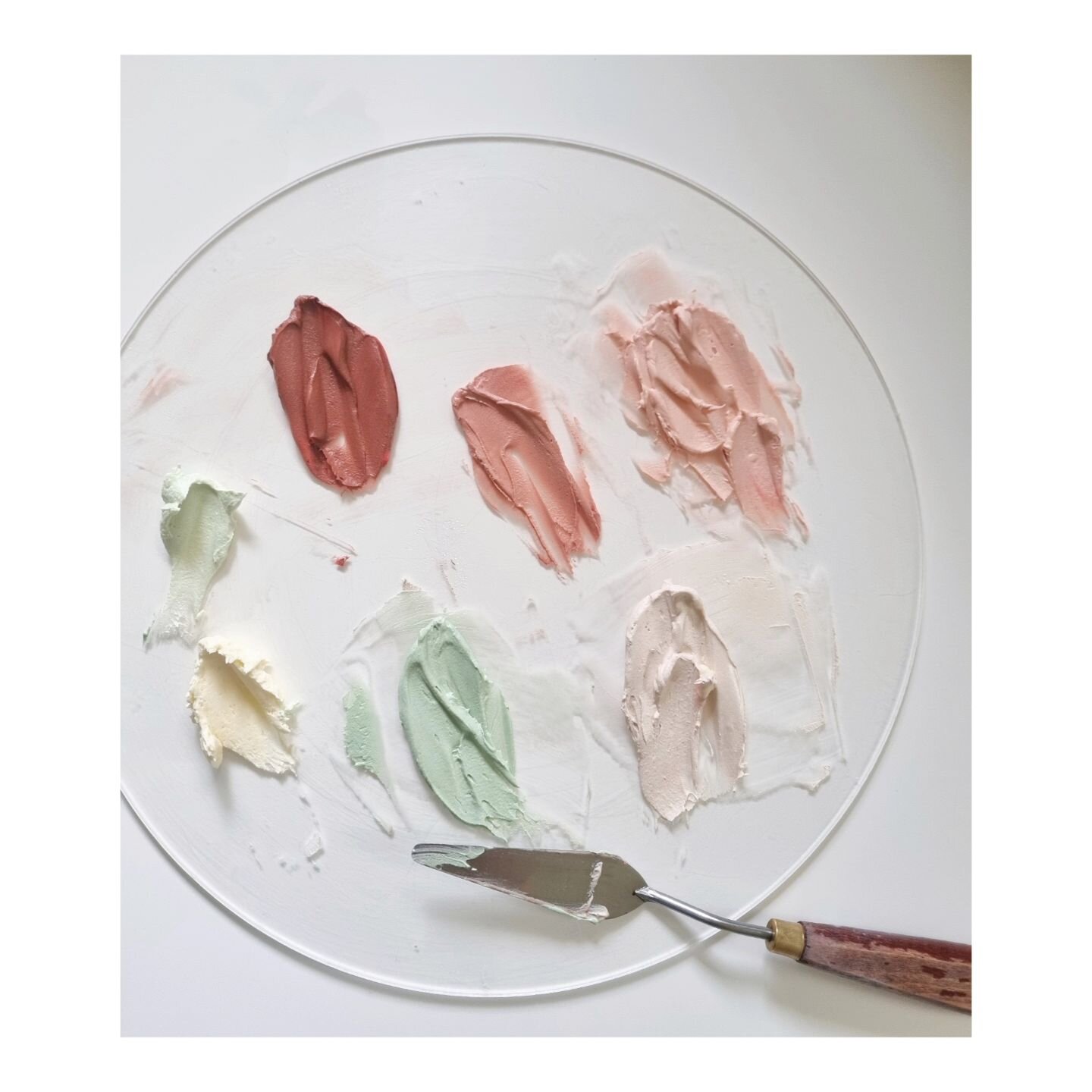 C O L O U R

I love colour and get very excited when putting together a colour palette for your cakes. If you're after clear, fresh Spring colours, gentle, muted summer colours or rich, warm autumn palettes, I'll be there in a heartbeat.
I'm probably