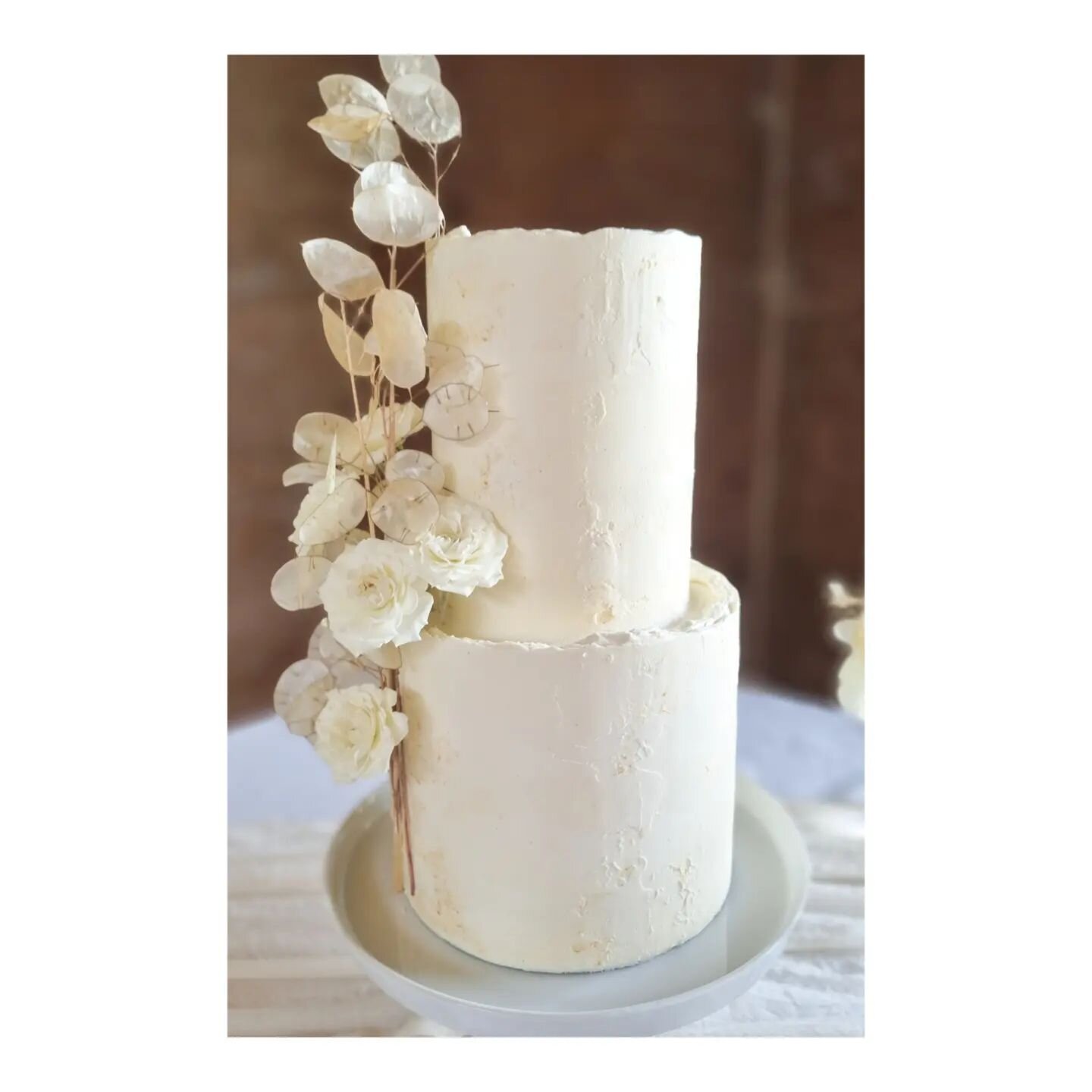 Understated elegance for M&amp;S's stunning day @elmorecourt last month 🧡🧡🧡

Thank you to @amberpersia for the gorgeous fresh flowers and to @snowdrops_studio for the beautiful dried flowers xx

This was my first all white cake, and I love it, esp