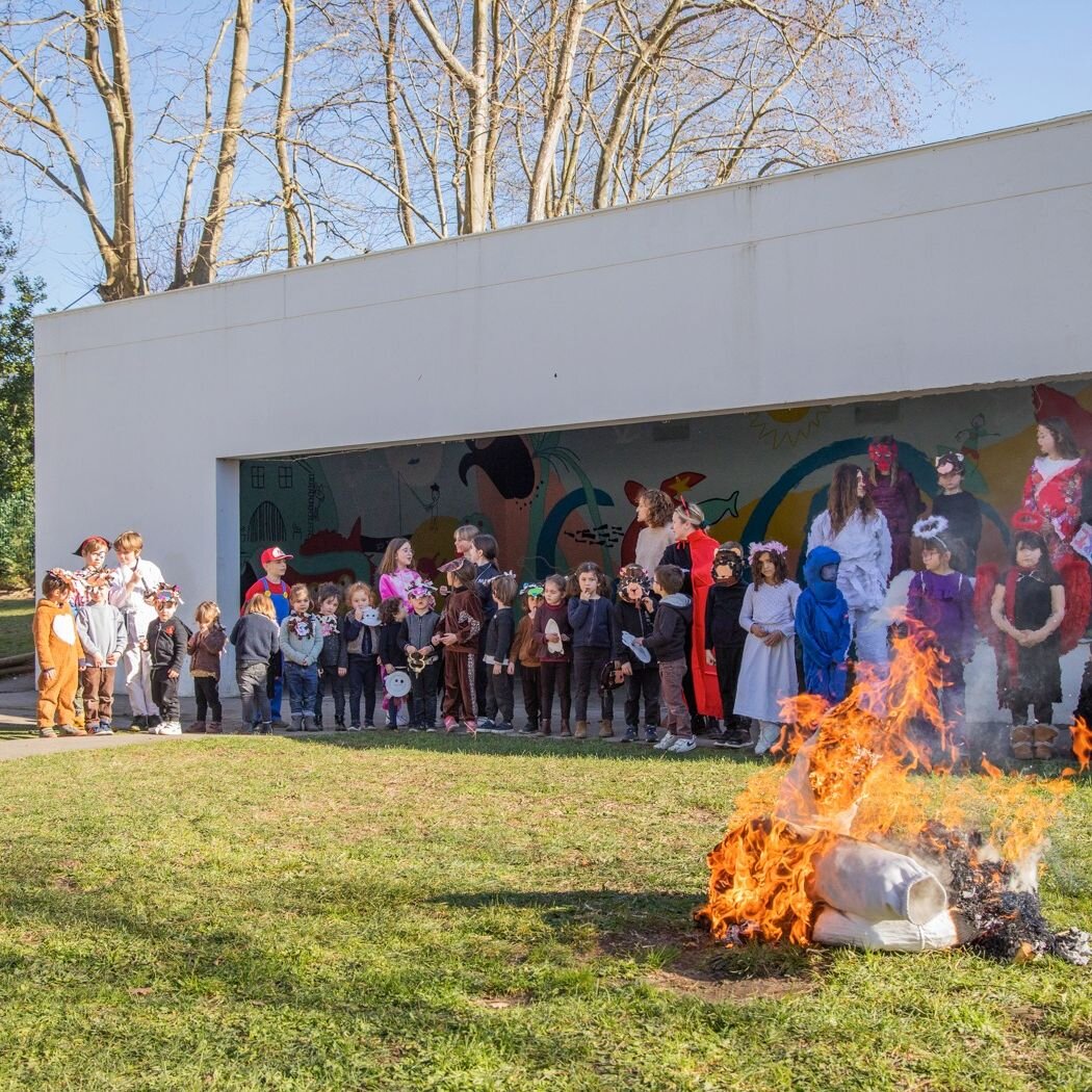 Itsas Argi ikastolak ihauteriak eguzkipean ostau ditu.
Ohitura den bezala haurrek San Patzar itsusia auzipetu dute eta errea izan da!

L&rsquo;ikastola Itsas Argi a f&ecirc;t&eacute; le carnaval sous le soleil.
Comme le veut la tradition le vilain Sa