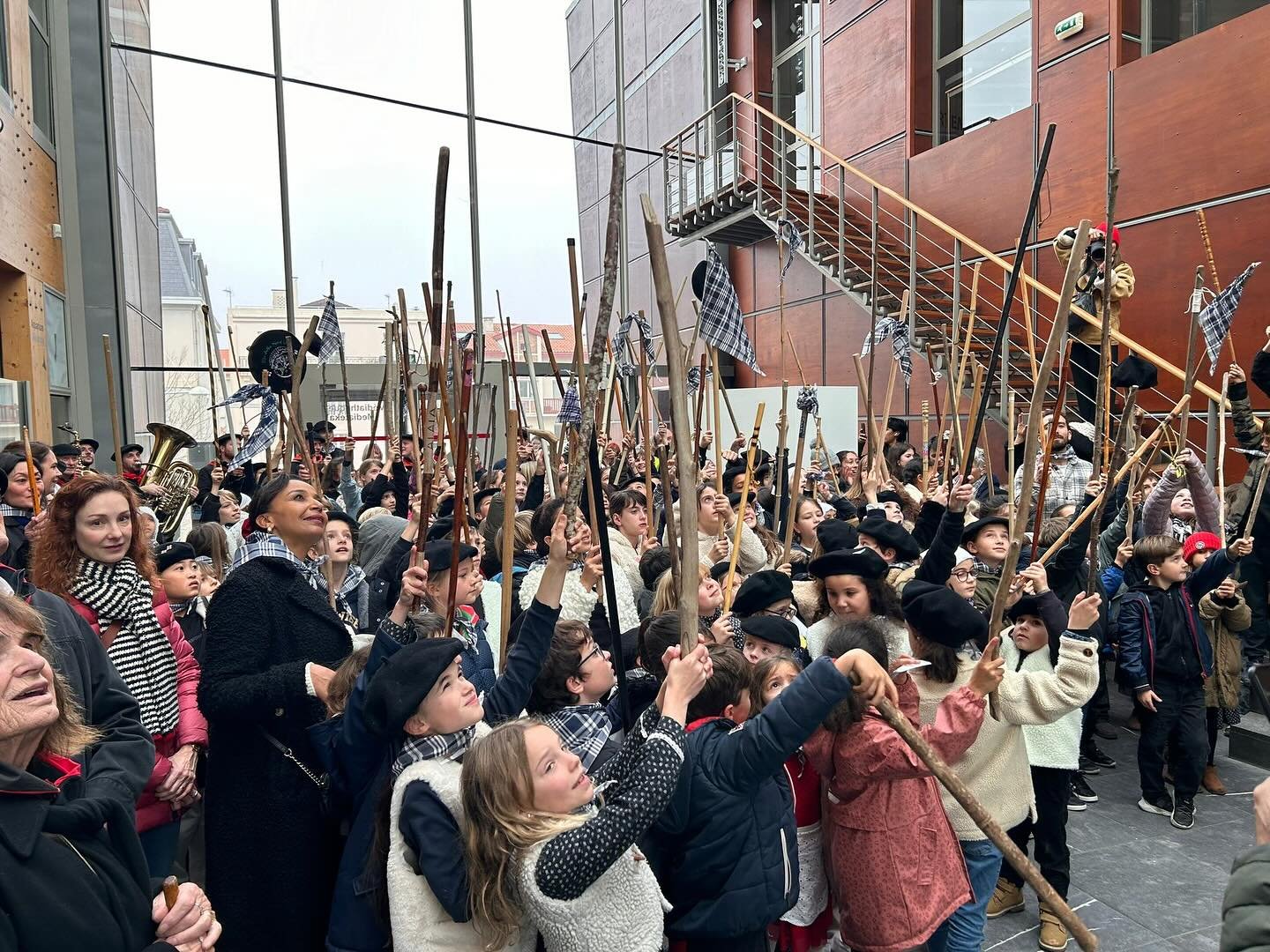 🔥🍬Atzo, otsailaren 6a, ikastolako lehen mailako ikasleak Biarritzera joan ziren, herriko eskola elebidunetako beste haurrekin Santa Agate ospatzera.
Bertan, euskararen hedatze lekuak ezagutu ahal izan zituzten, eta, aldi berean, kantu eta sariak pa