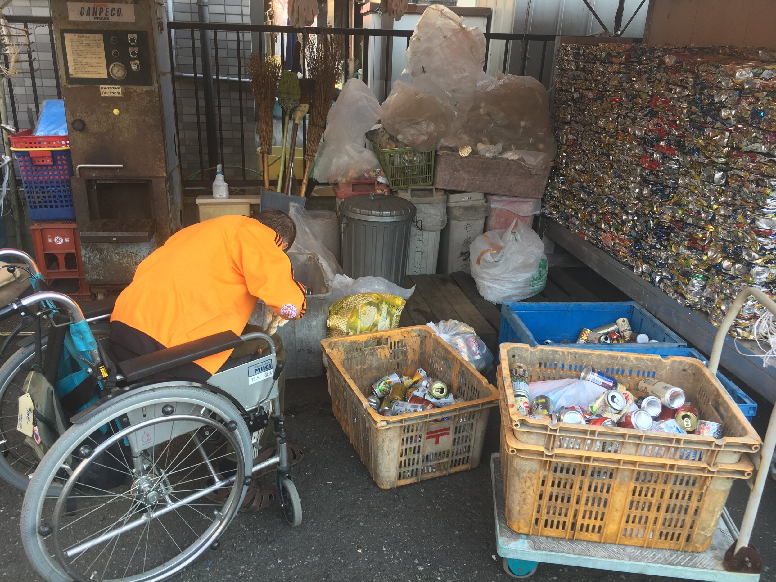 障害者施設に空き缶を寄付