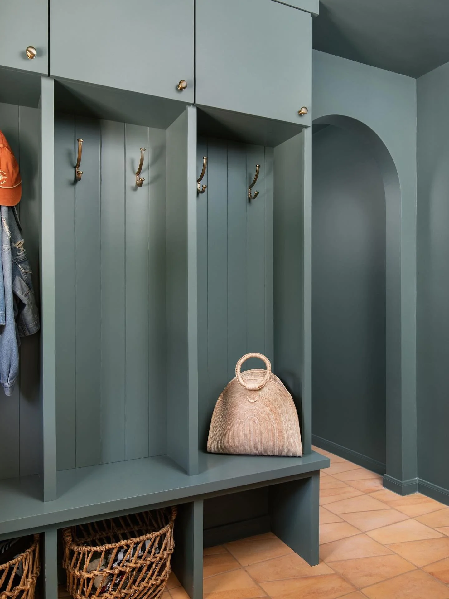 Just because a mudroom is built to handle a cold, muddy day doesn&rsquo;t mean it shouldn&rsquo;t still have that warm, clean aesthetic. 🌦️🌟

#homerenovation #mudroom #austintx