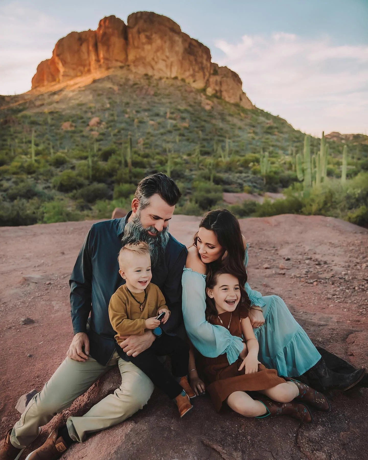 Right around this time I start questioning living in Arizona because of the heat 🥵🫢 but then I look back at our mountains and desert and forget all about those negative feels because damn&hellip; Arizona, you&rsquo;re so beautiful! 🌵🌅 I wouldn&rs