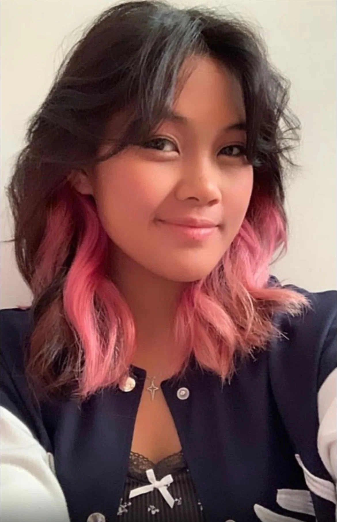 ARTISTIC TEAM - ERN is a K‑Pop teacher delivering high‑energy classes blending sharp choreography, precision and idol‑style training, helping dancers build stamina & confidence.