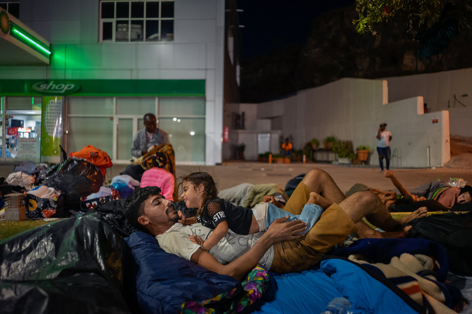 Kara Tepe, Lesbos - 10/09/2020  Qutaiba Alawad (age 28) from Syria is playing with his daughter Dana Alawad (age 3) on the second night after a fire destroyed the Moria camp where they were living. When he noticed the fire in the camp, Qutaiba hasti
