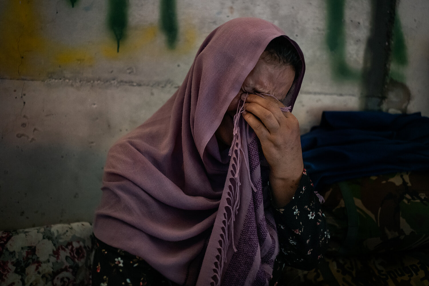  Kara Tepe, Lesbos 15/09/2020  Hamida Mirzayi (age 50) is crying because she has lost track of her daughter after the Moria fire. Mirzayi found shelter in an abandoned building. She and her daughter have already been granted asylum, but they had stay