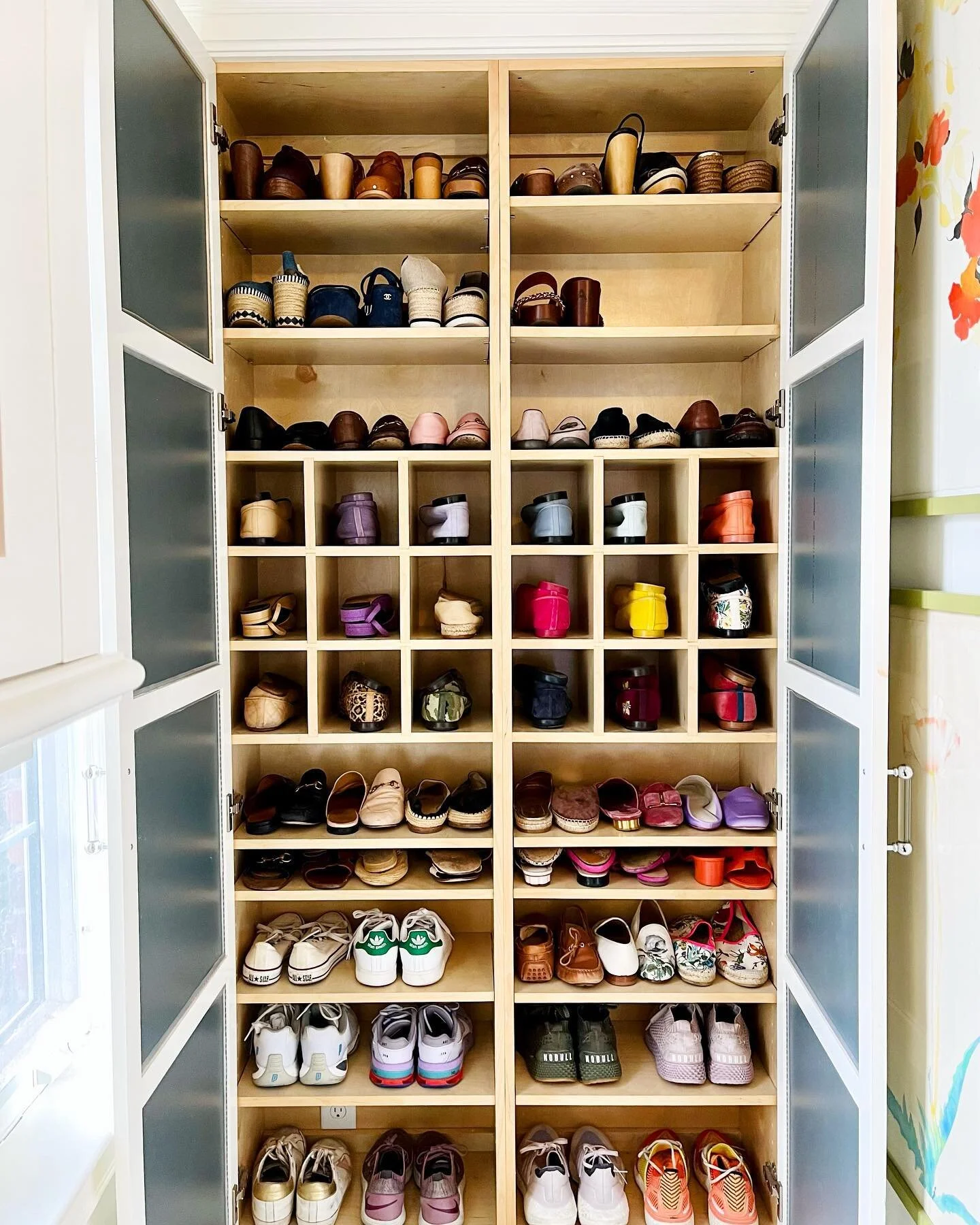 Let&rsquo;s get some shoes! 💋👠
Tip: when you don&rsquo;t know where to start, choose one spot in the house and completely dismantle it. You might discover items long forgotten!
.
.
.
.
#organized#myspace #letsgetsomeshoes #closetorganization #homei