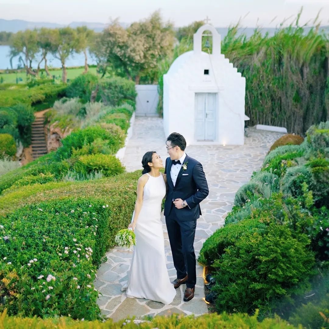The Look of Love.

Captured in a moment of pure love and adoration, this beautiful snapshot features Shane and Emily standing between the majestic gardens of Island Art and Taste and celebrating the beginning of their new life. The gorgeous setting o