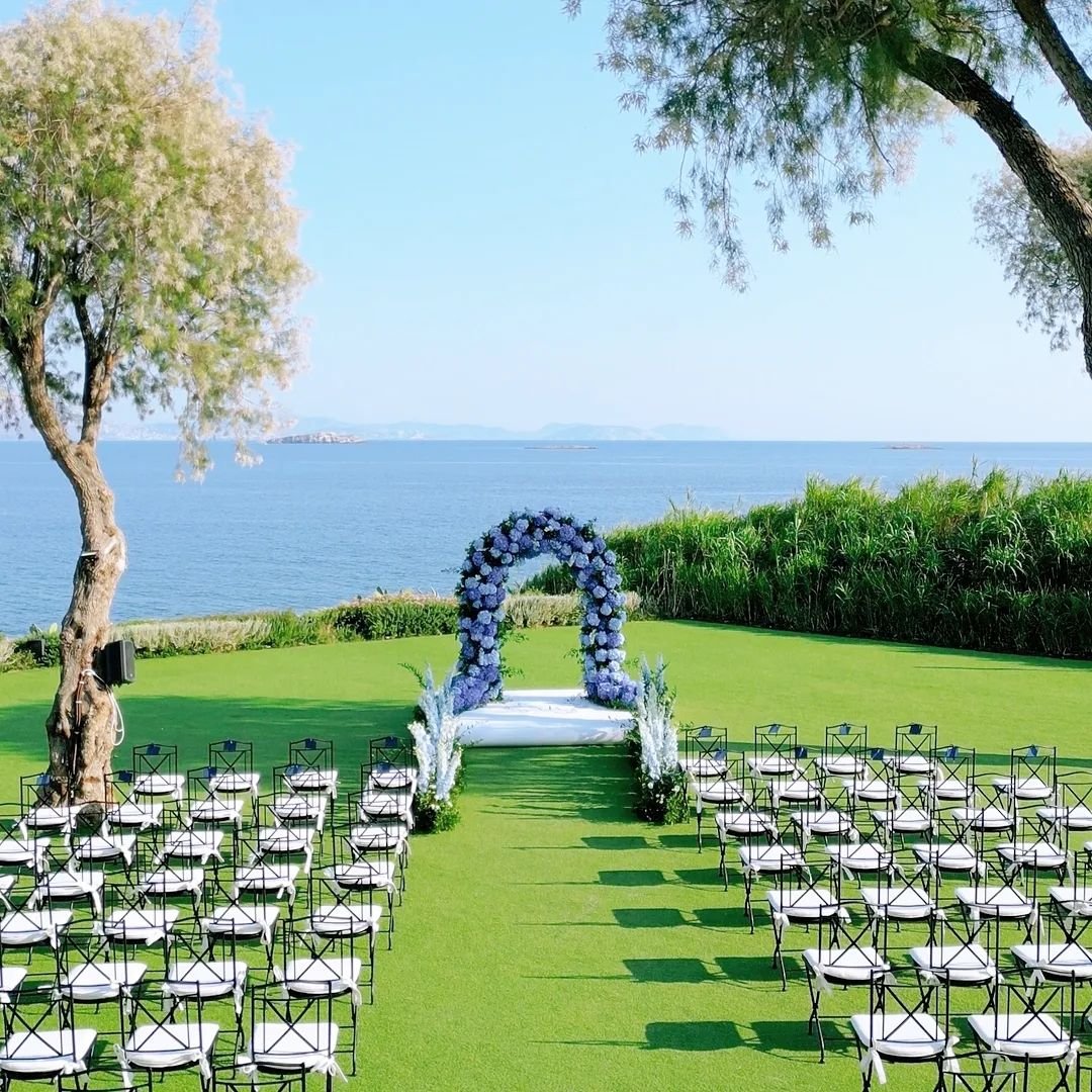 The masterminds behind @silkentile truly outdid themselves with Nico and Rosalin&rsquo;s phenomenal wedding setup! While the venue already featured breathtaking sights of the Athenian Riviera, the event designers and stylists accented it perfectly wi