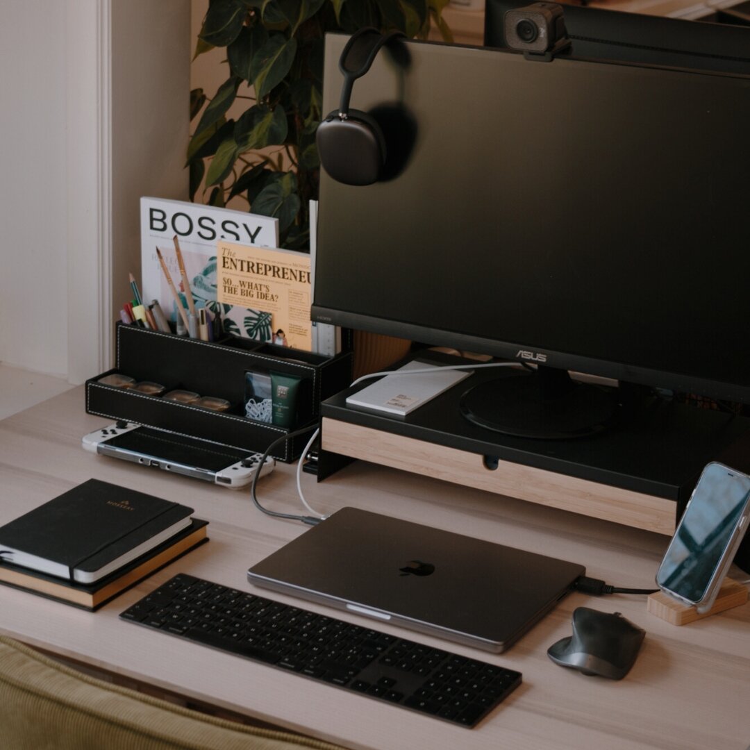 BTS 👀 Take a look at my workspace essentials

I&rsquo;m a sucker for watching videos about &lsquo;desk tours&rsquo;, &lsquo;reorganise my desk with me&rsquo;, &lsquo;what&rsquo;s in my (work) bag&rsquo;, &hellip; (do I need to continue? 🤭). So I'm 