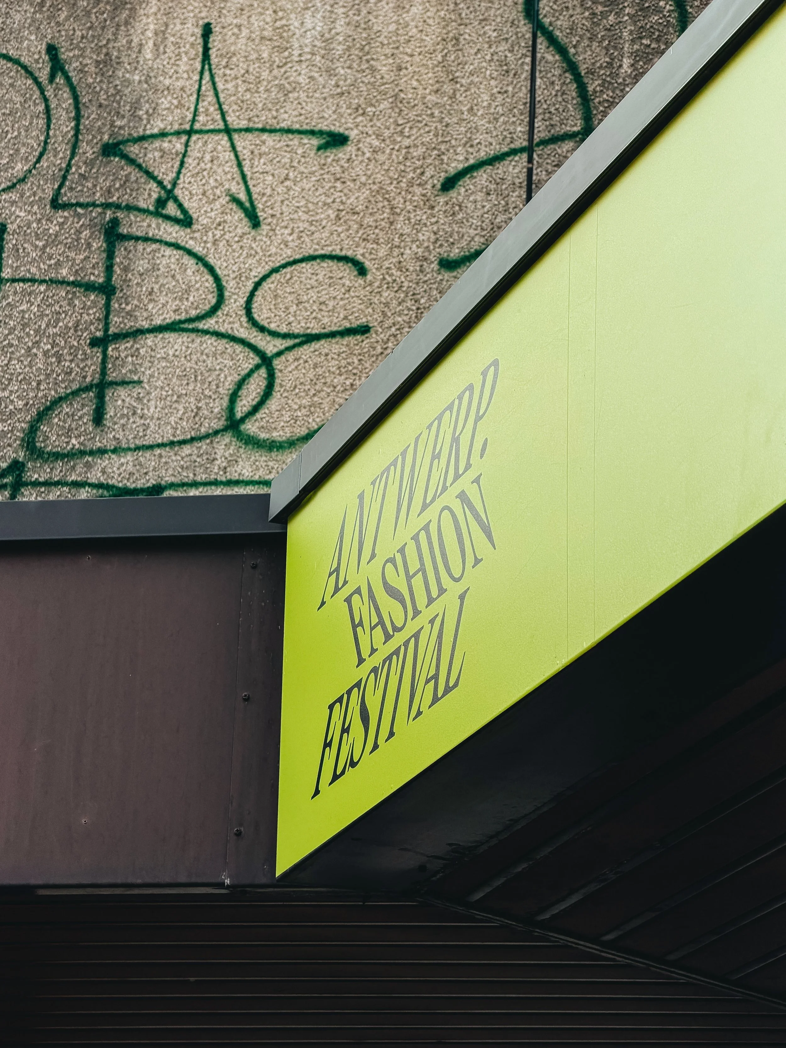 Are you looking? What do you see? 👀

Last weekend, we visited the Bin&ocirc;che installation during Antwerp Fashion Week. Together with 22A Gallery, they present Under the Same Sky: a spatial installation where art and eyewear fashion meet.

Two con