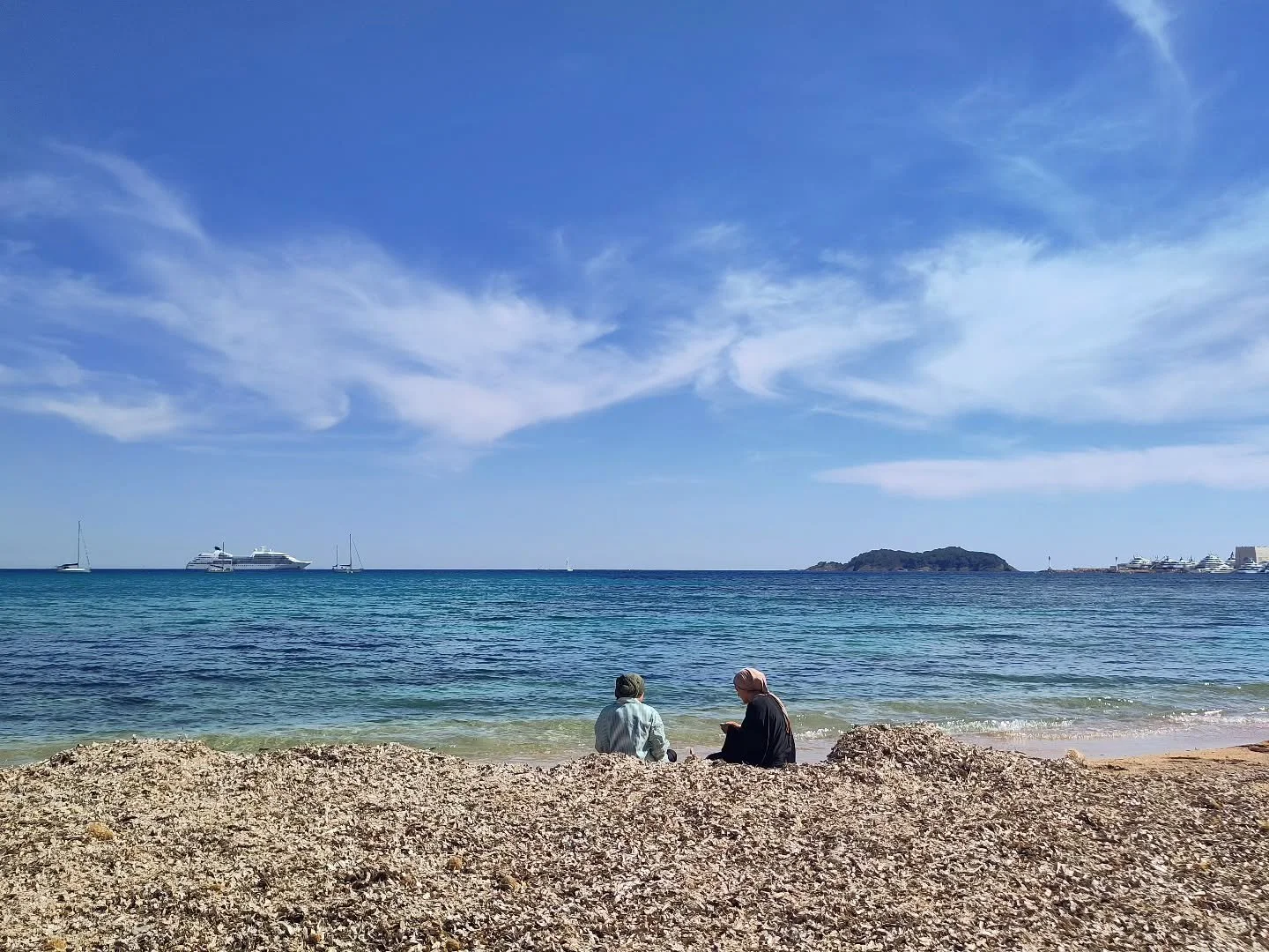 🦄 clouds and 🪽 clouds and the first real swim 
All good signs that summer might begin
Take off your shoes
Put your feet on the sand 
Let your hands touch the Earth
Whenever you can ☀️