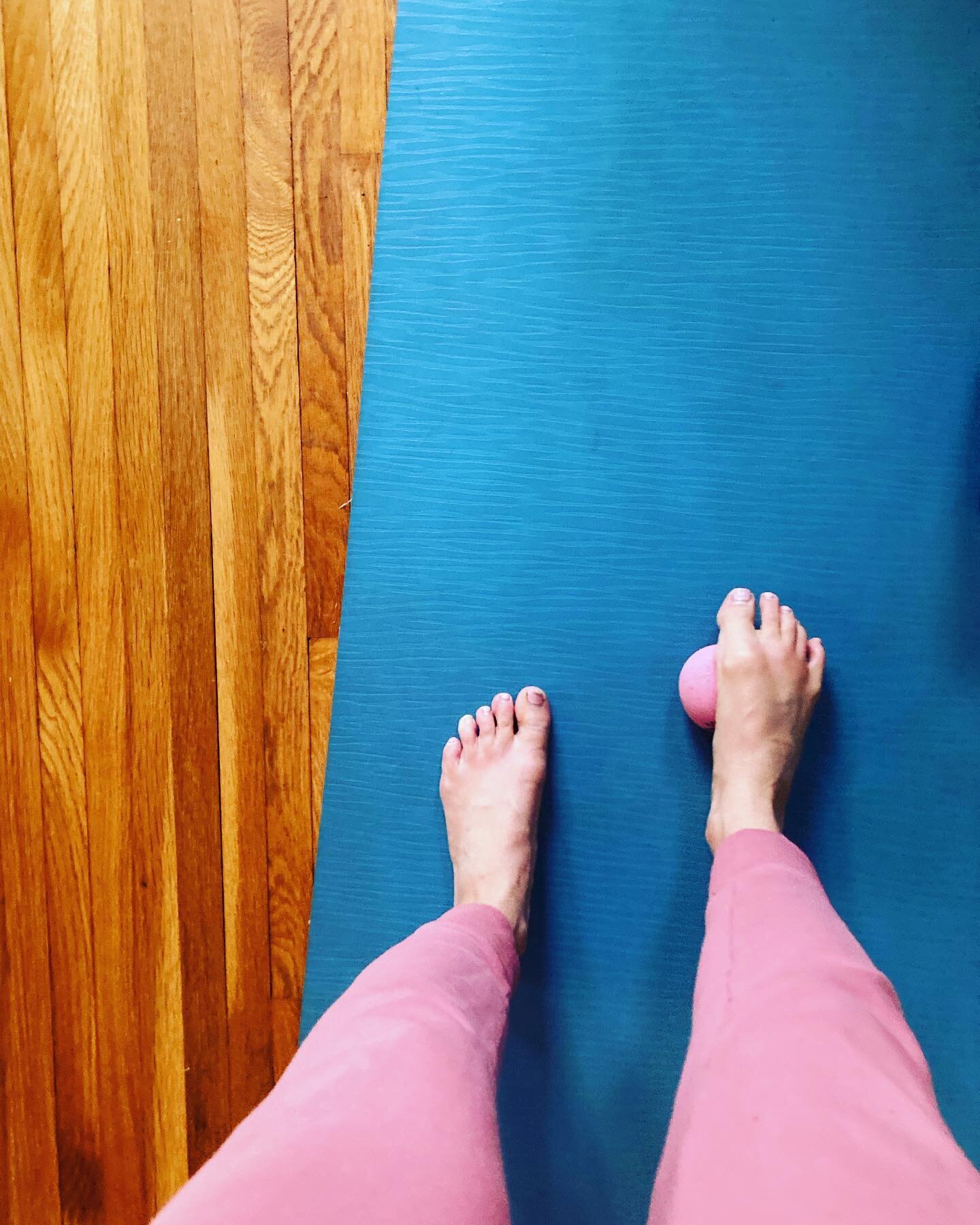 Day 2 of @gaithappens Fit Feet program! Loving how my feet feel after spending 20 minutes working on them! I can&rsquo;t wait to see how my feet become better #mobileadaptors 🎊