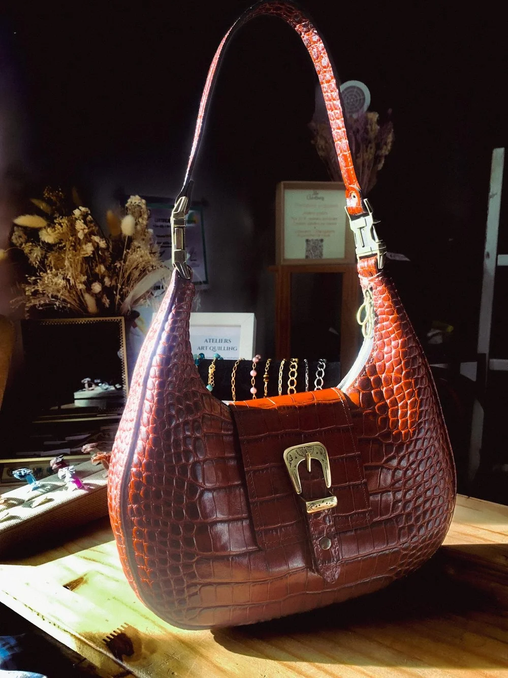 Sac à main en cuir marron style crocodile — Maison Rottier