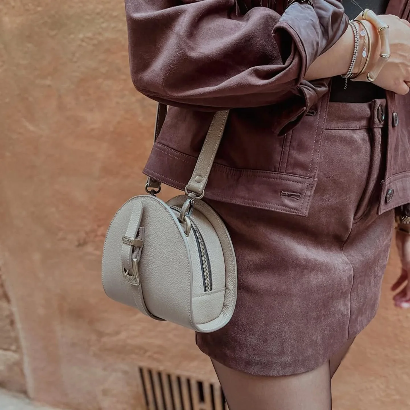 Un cuir grain&eacute; premium de vachette, couleur taupe, pour ce mod&egrave;le Nathalie ❤️ Disponible d&egrave;s maintenant en ligne et &agrave; l'atelier ! Mod&egrave;le photo @louiise.fort ❤️