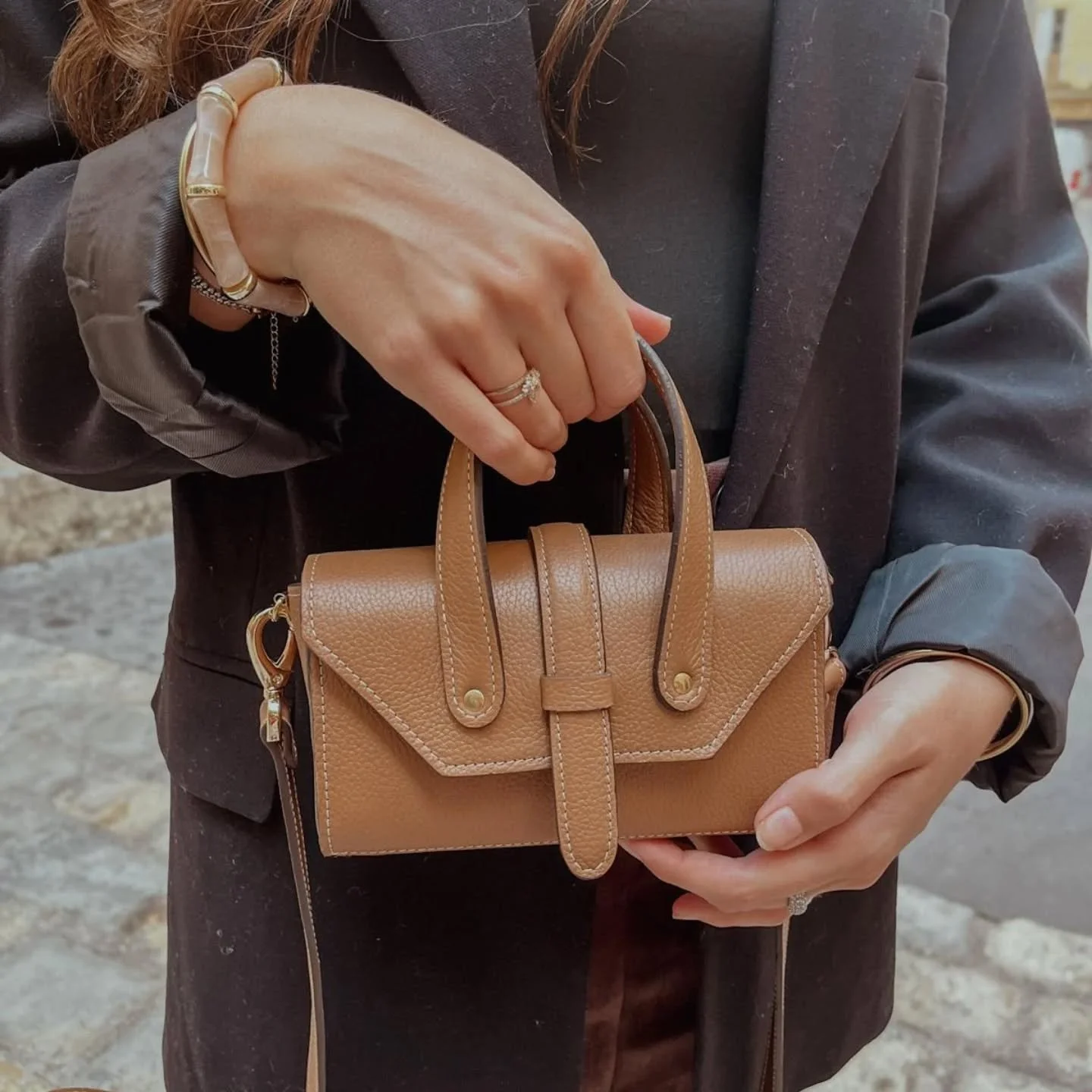 Notre collection Suzanne s'agrandit avec ce magnifique cuir camel grain&eacute; 🤎 Disponible d&egrave;s maintenant &agrave; l'atelier et sur notre site internet! Merci @louiise.fort pour son aide pour le shooting ☺️🙏🏼 #cuir #sac #ootd #fy #fyp #pt