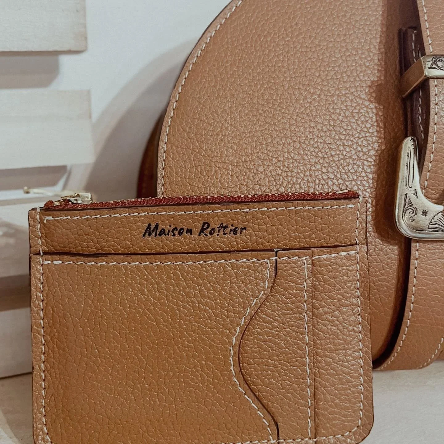 Voici notre nouvelle collection : Giulia ❤️ Il s'agit d'un porte-monnaie en cuir, disponible en diff&eacute;rents coloris. Quelle est votre version pr&eacute;f&eacute;r&eacute;e ☺️? Un grand merci @giul_iab15 et @severine_guiet pour avoir aid&eacute;