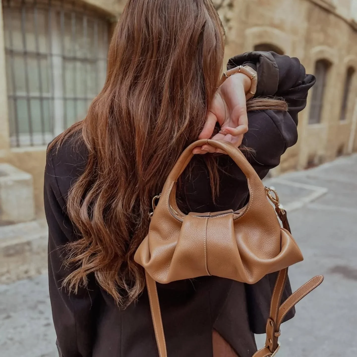 Notre sac Aline avec ce cuir camel 🤎 Disponible d&egrave;s maintenant &agrave; notre atelier et sur notre site internet ☺️ Un grand merci @louiise.fort pour ce shooting 🙏🏼 #sac #cuir #maroquinerie #madeinfrance