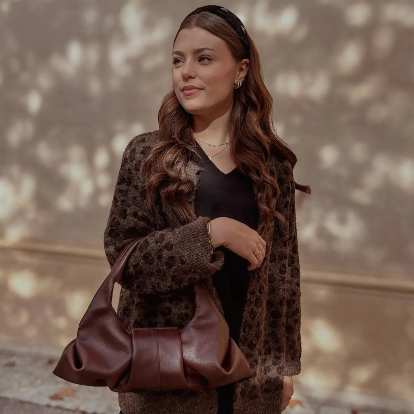 Collection Aline en taille M avec ce superbe cuir marron chocolat grain&eacute; 🤎 &Agrave; d&eacute;couvrir sur notre site internet 🇨🇵 Merci @louiise.fort pour ce shooting 🙏🏼#sac #maroquinerie #madeinfrance #ootd #fy