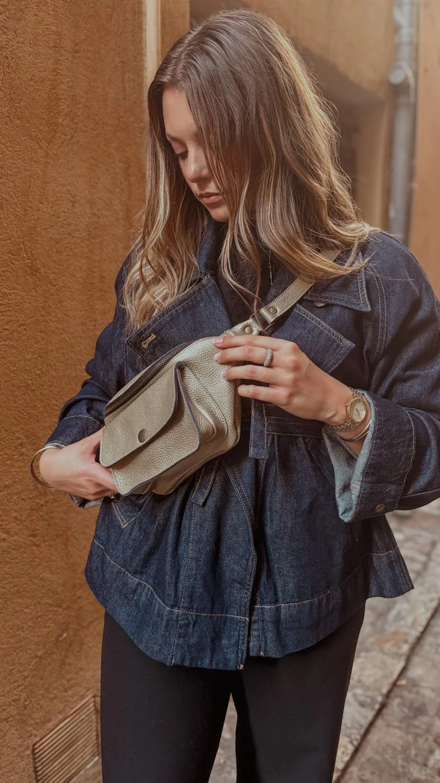 Sac banane en cuir doré