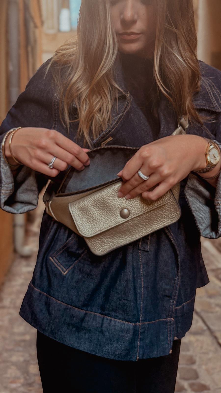 Sac banane en cuir doré
