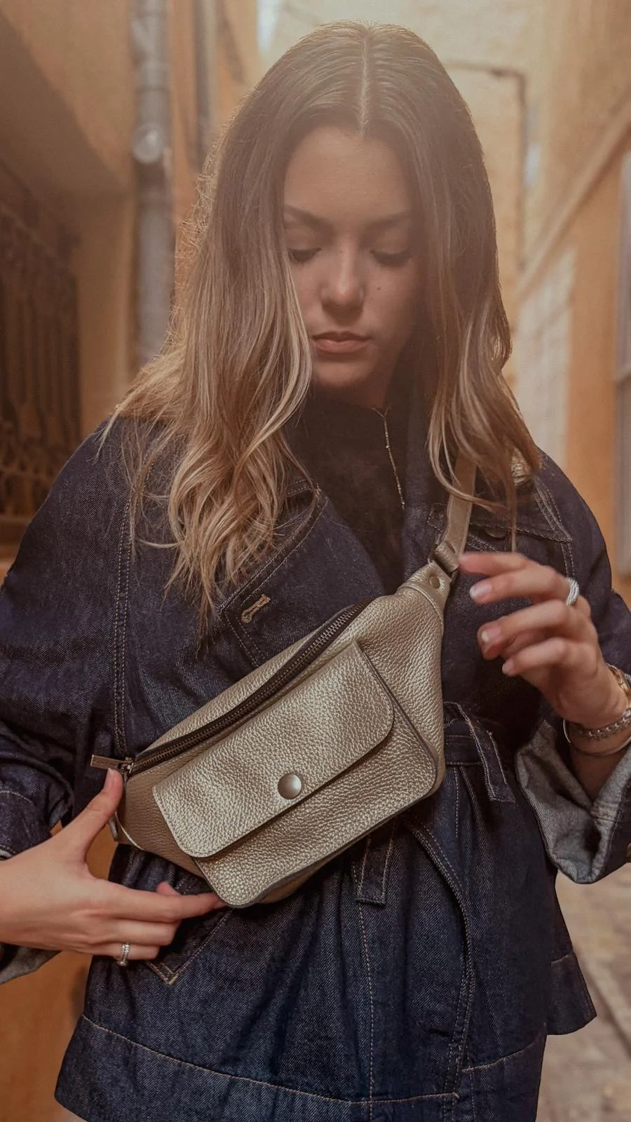 Sac banane en cuir doré