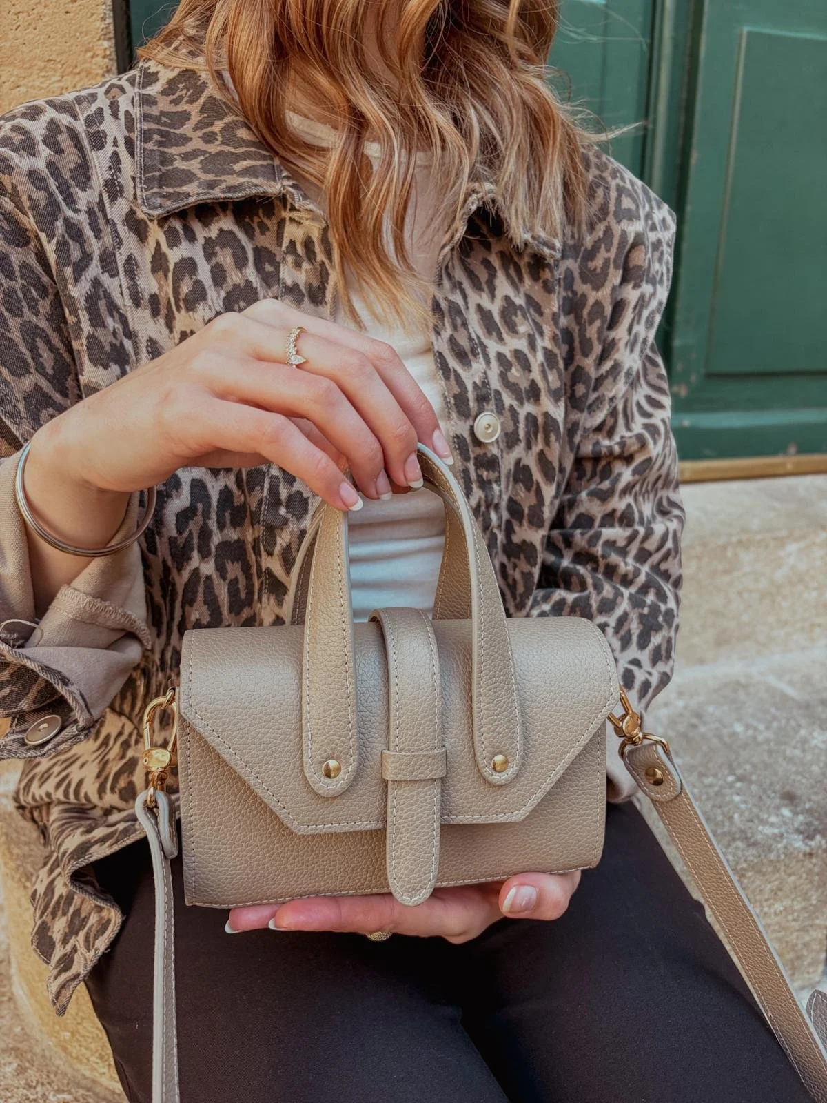 Petit sac en cuir beige taupe
