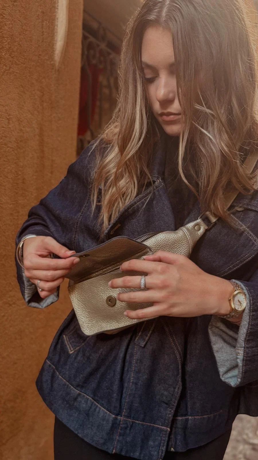 Sac banane en cuir doré