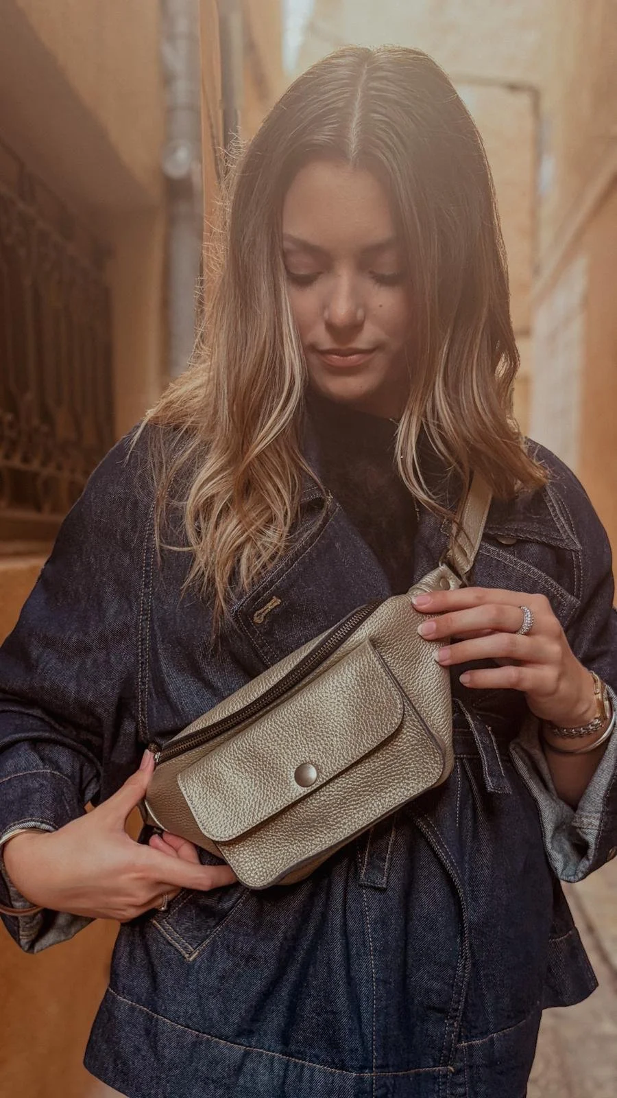 Sac banane en cuir doré