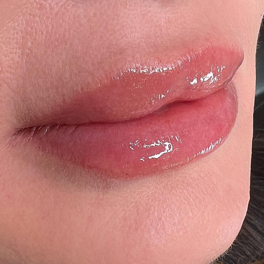 The tiniest little lip blush touchup for my client, I used Bare from @permablend_pigments to create an even tone through her lip as well as balancing out the shape of her vermillion boarder.

www.MotherOfBlades.com 
#boyntonbeach 
#westpalmbeach 
#pe