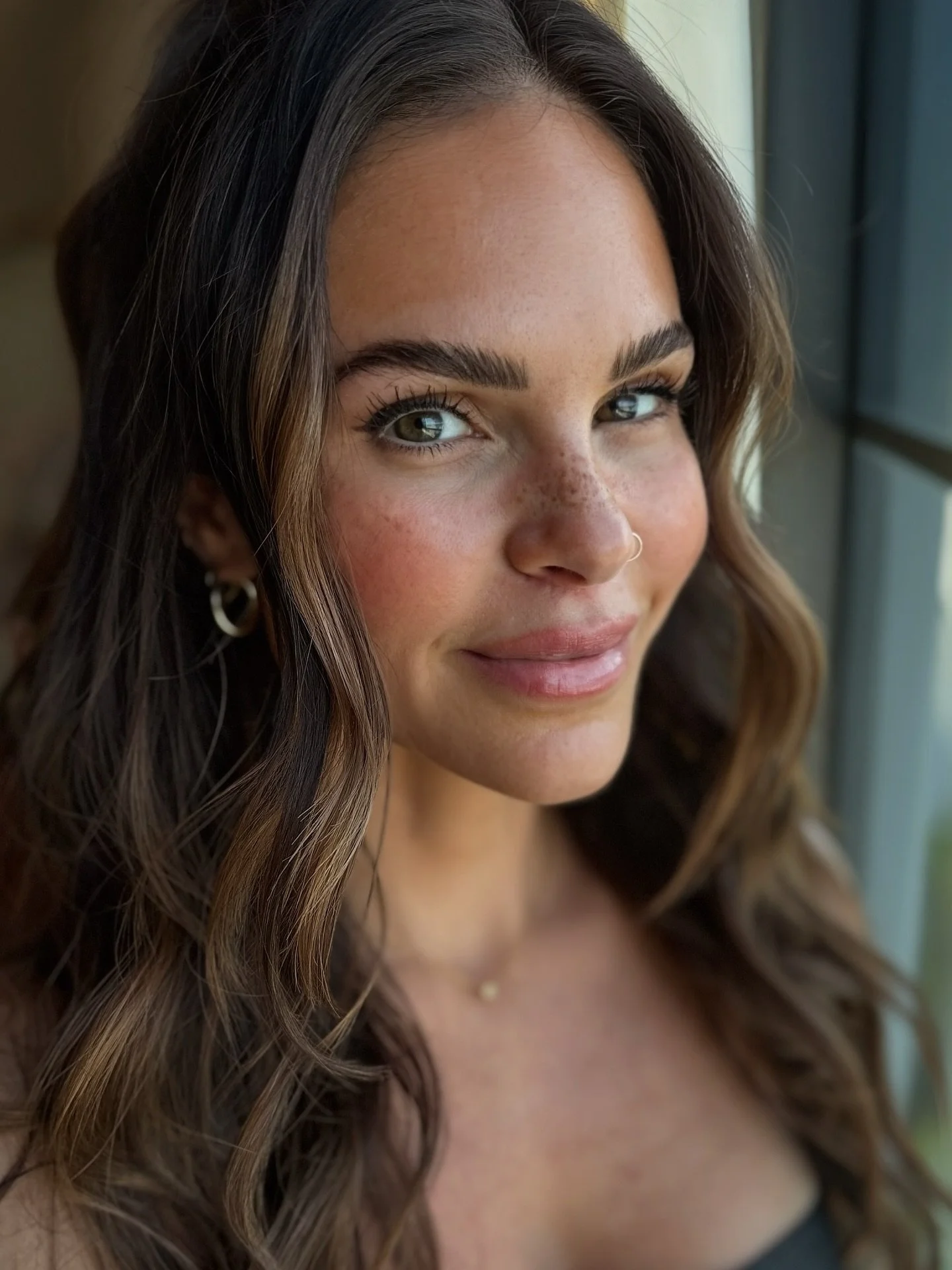 I really need to utilize this window space for client photos more. Because look at how stunnning @crystalmarie752 looks with her fresh faux freckles! 

@permablend_pigments 
Roxy Brown and Golden Sunrise

www.MotherOfBlades.com 
#permanentcosmetics 
