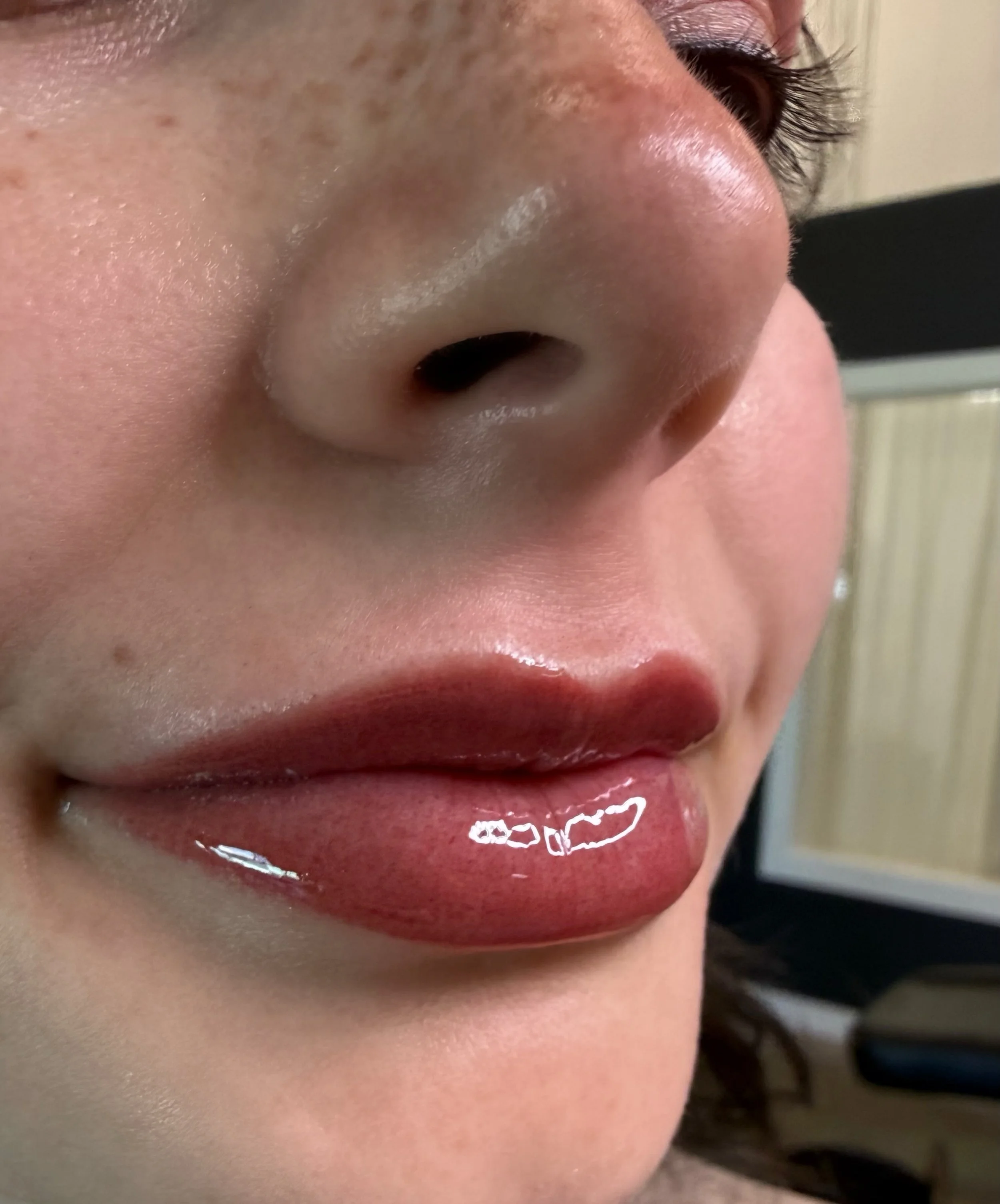 Cutie lip blush paired with some adorable healed faux freckles! 

www.MotherOfBlades.com 
#permanentcosmetics 
#electrumcleanse 
#hushanesthetic 
#permablendpigments 
#finelinestudiopmu