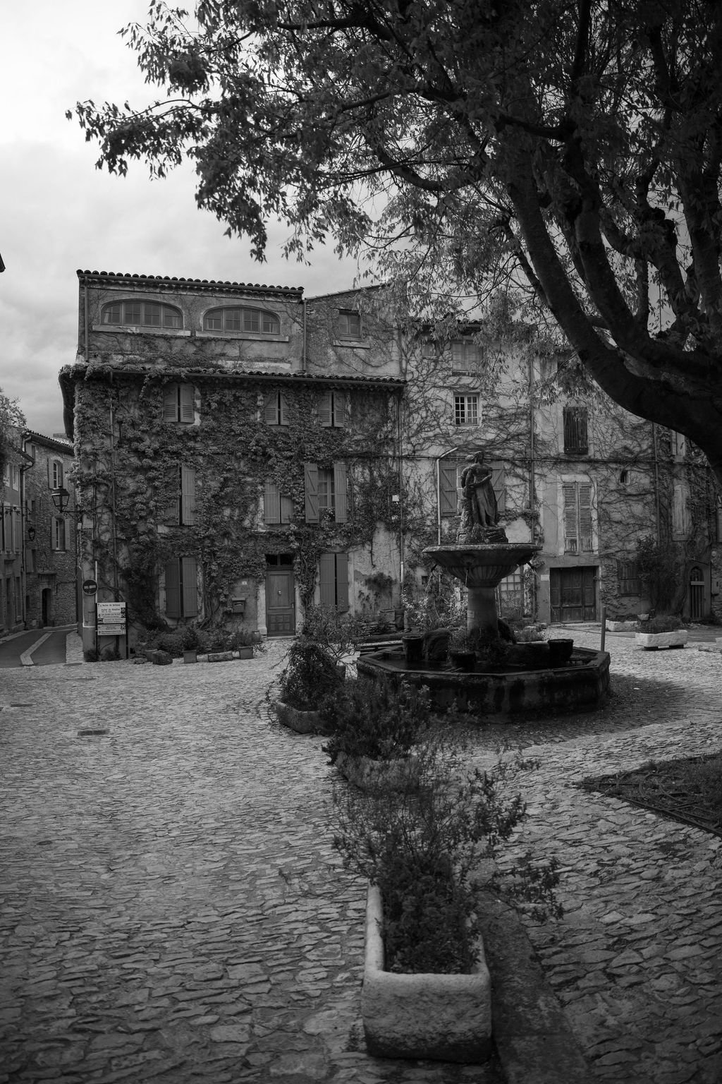 romantic square in Saignon Provence