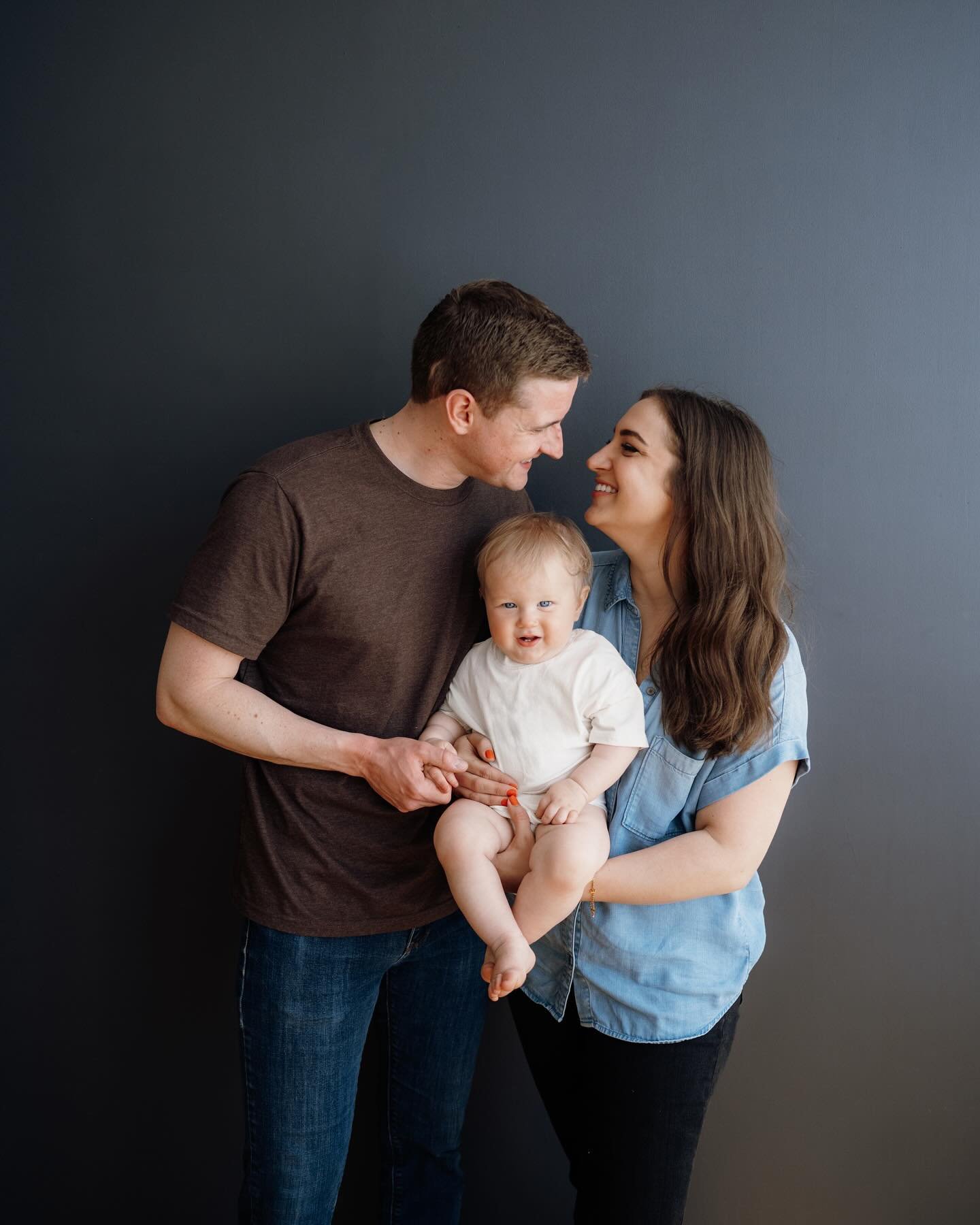 Just three new favorite people, the Weddicks, and their big almost-one-year-old Riley!!!!

Some fams, man. I tell ya. Robin and I only just met on the day of this session, and I was like, well shoot, I hope I get to capture all kinds of milestones fo