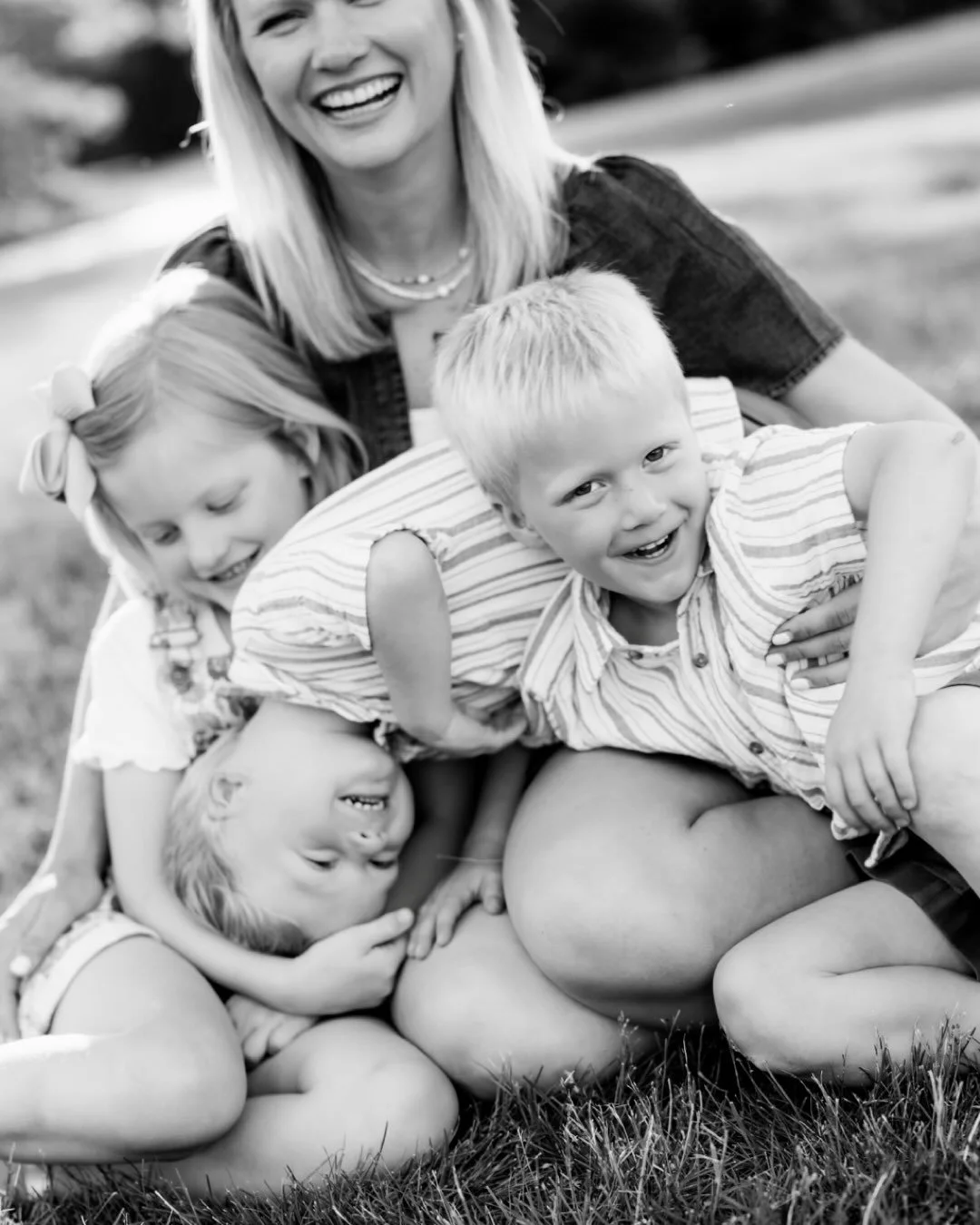 The Lindquists showing off why summer is easily the most wonderful time of year to get family photos.

Ugh, SO CONTROVERSIAL TO SAY AS A MIDWEST PHOTOGRAPHER.

But alas. So sorry, fall! Summer has you beat in my opinion ☀️