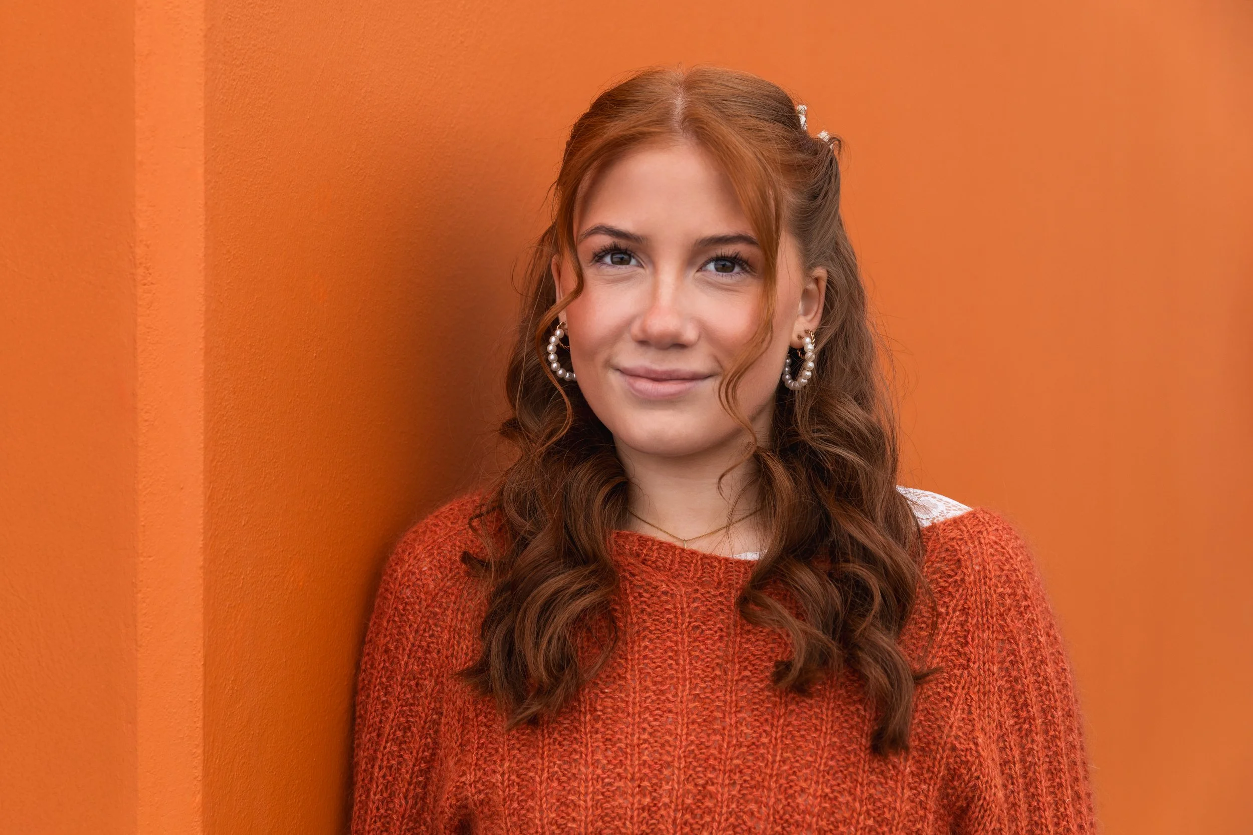 Fermingarmyndir - Ellen við Appelsínugulan vegg í Fermingarmyndatöku