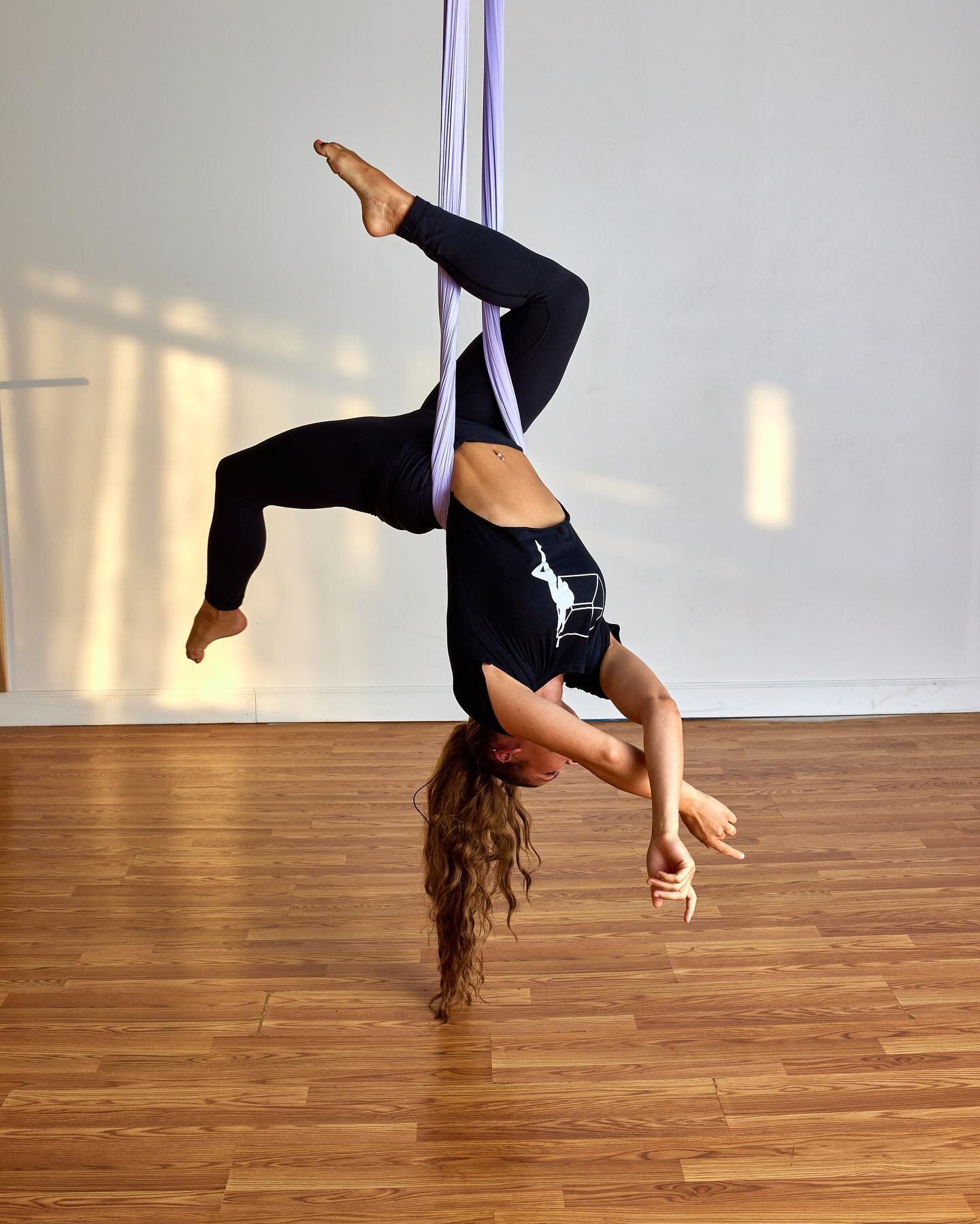 Have you been thinking of taking our Silks level 1 class but not sure what to expect? 

We got you! 

Aerial Silks Level 1

✨ No Pre-req, no experience required.

Examples:
Wrist Wraps, Wrist Locks
Single Foot Lock and Double Footlocks from ground to