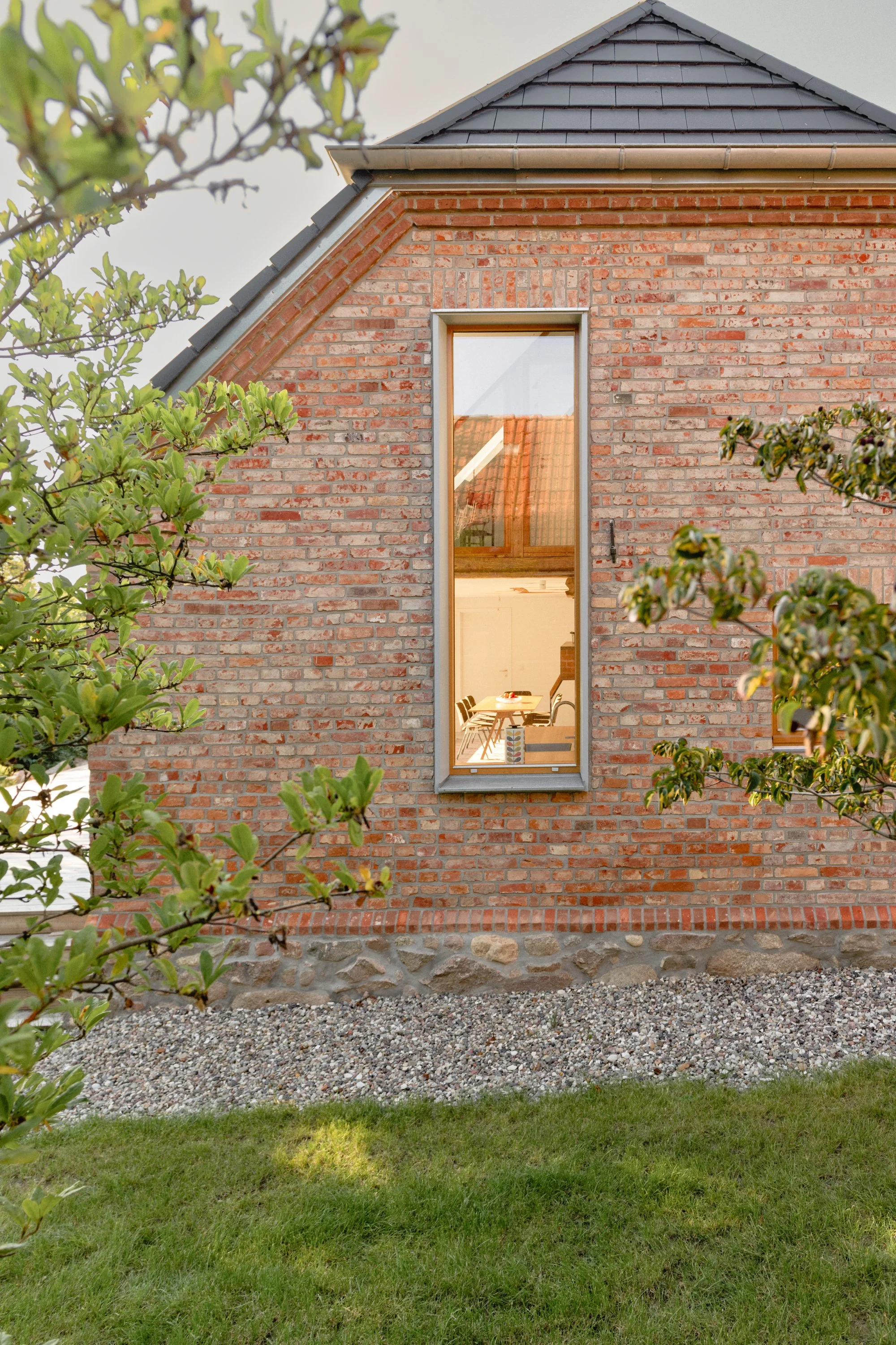 ARCH DAILY   
2022, NO MAN'S LAND 
      
House in No Man’s Land / Hoff Architects + Sierra Boaz Cobb