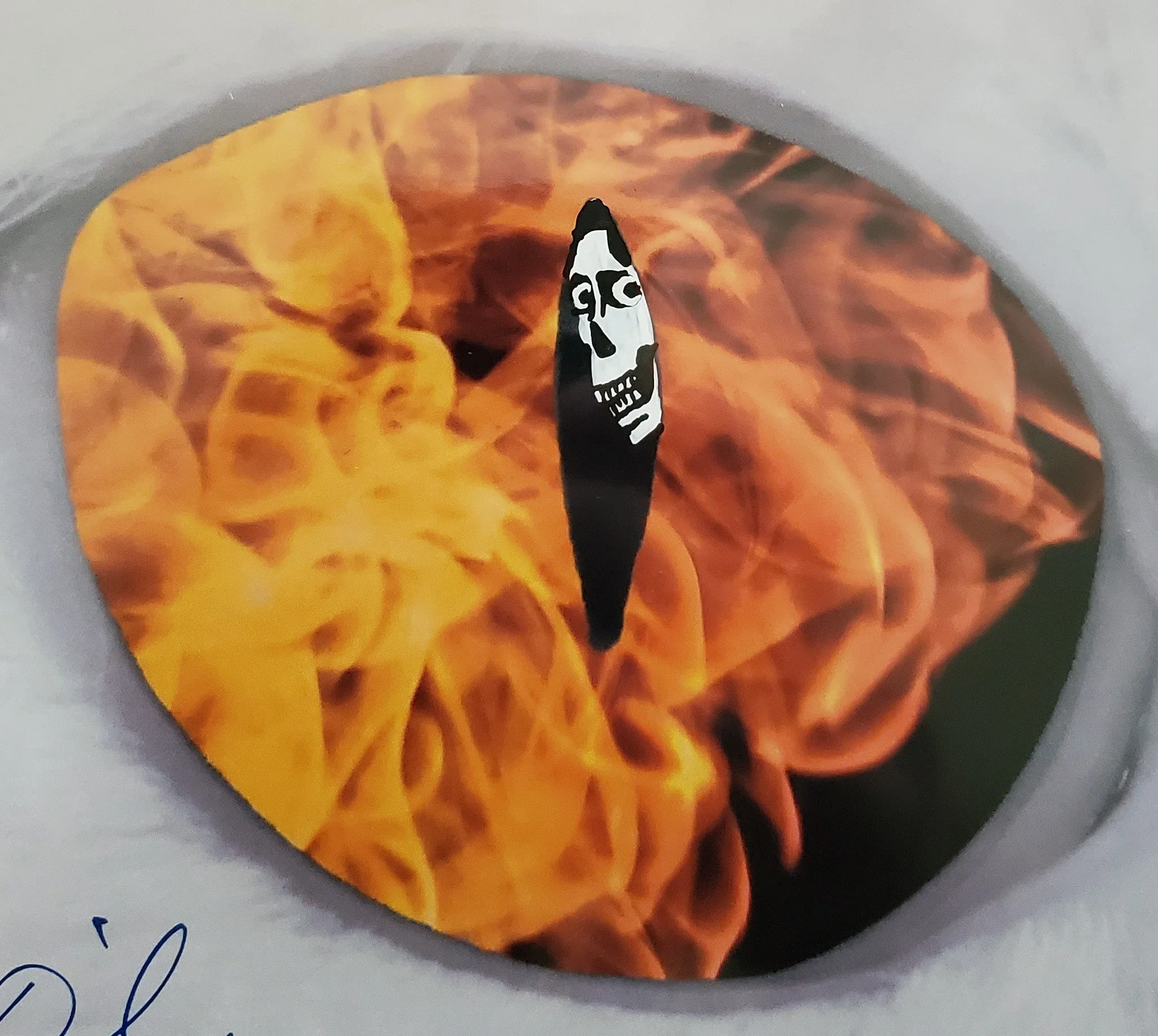 Remarque_snowball1_eye_evildead2_closeup.jpg
