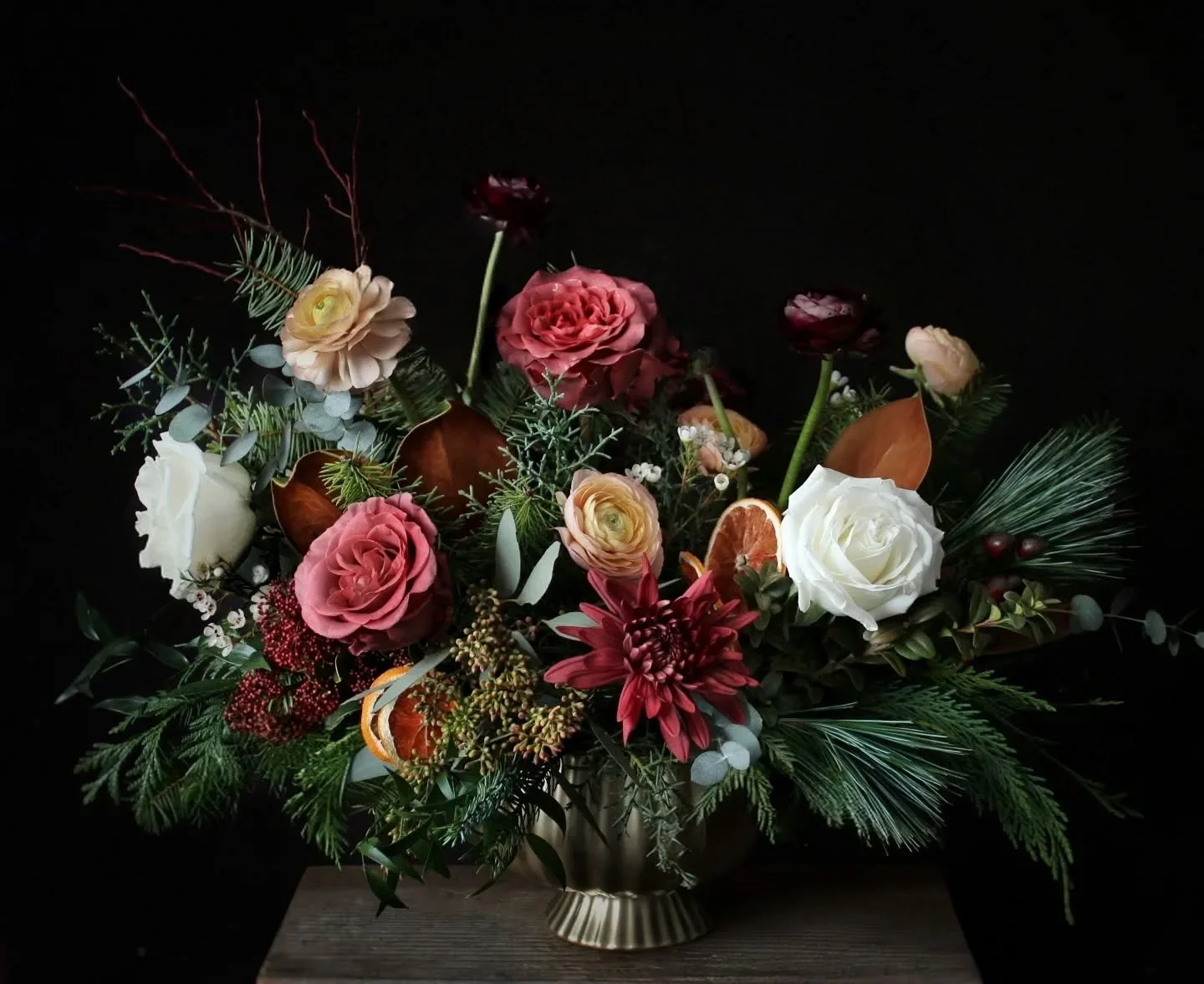 With the most sincere gratitude to you over the last month. To know my flowers and wreaths have found a place in your homes, woven into your holiday traditions year after year, is a gift beyond words.
Wishing you light + love. Merry Christmas! ✨