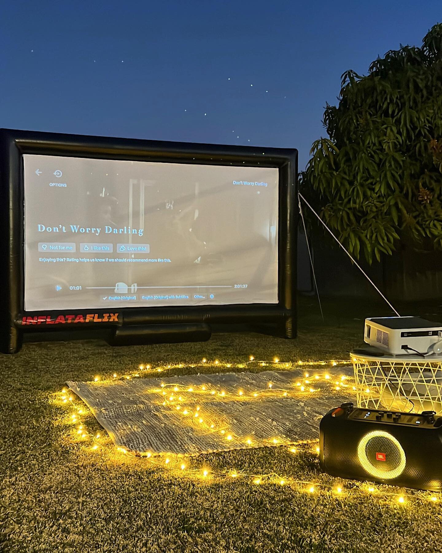 A movie in the comfort of your backyard never gets old 🤩 

DM now to book your inflataflix experience! 📥

#inflataflix #backyardcinema #movieunderthestars #cinemahire