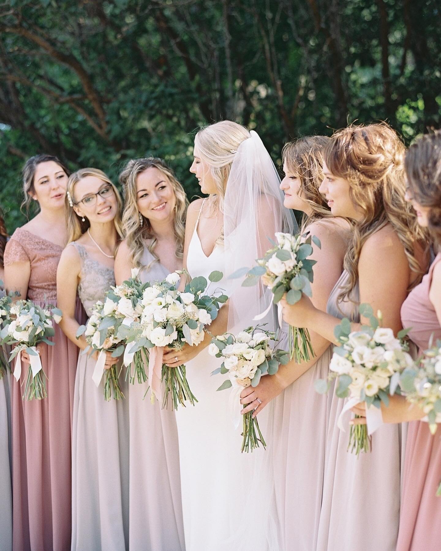 Mix matched bridesmaids dresses with timeless florals will be a forever trend!
⠀⠀⠀⠀⠀⠀⠀⠀⠀
.
.
.
⠀⠀⠀⠀⠀⠀⠀⠀⠀
M + T @northrbookfarmweddings
⠀⠀⠀⠀⠀⠀⠀⠀⠀
Coordinator: @solauweddings 
Photography: @meganlauraphotography 
Florals: @hallidayhouseblooms