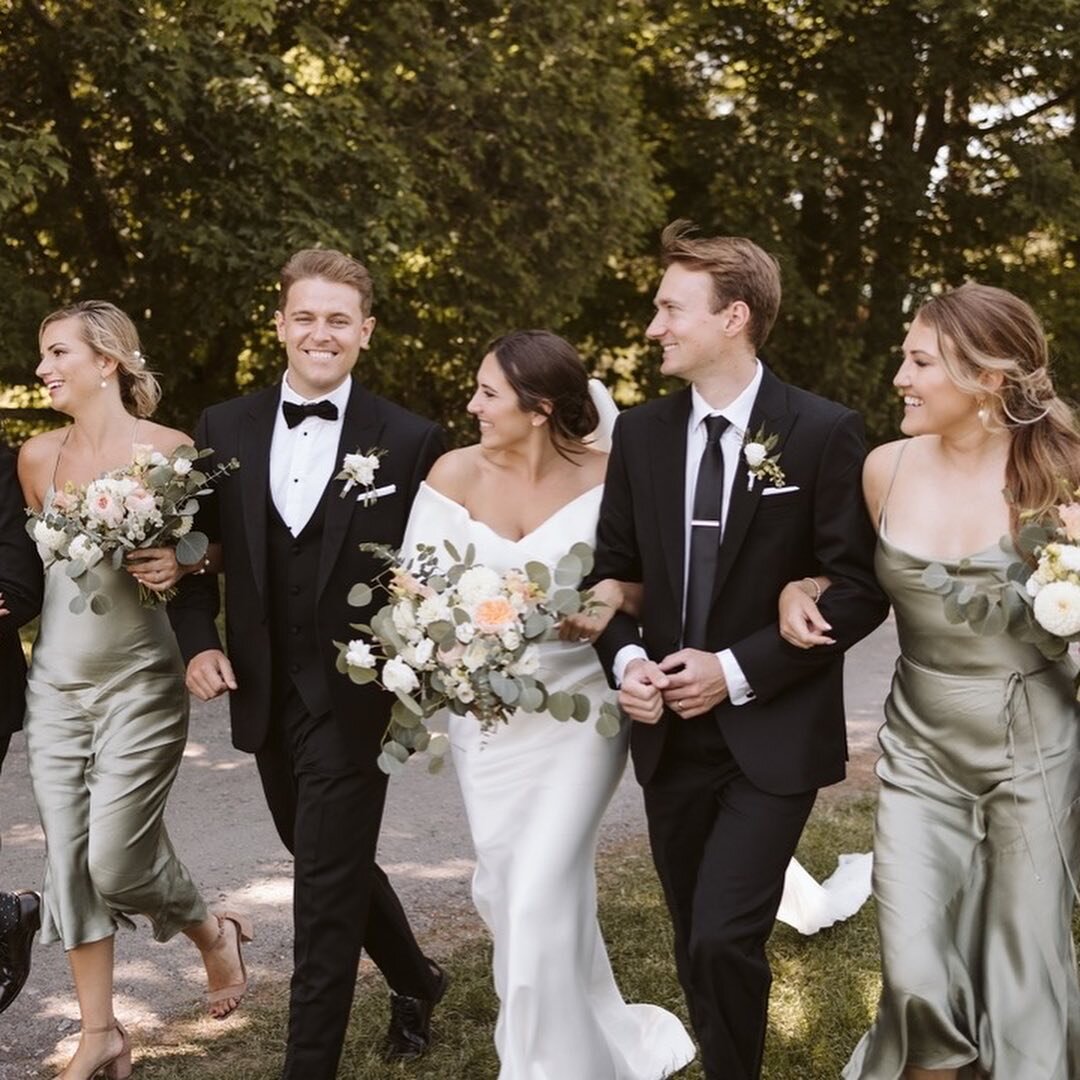 These photos have always given me major 'FRIENDS' vibes😍😍😍
⠀⠀⠀⠀⠀⠀⠀⠀⠀
.
.
.
⠀⠀⠀⠀⠀⠀⠀⠀⠀
S + C wedding @brooklands_farm
⠀⠀⠀⠀⠀⠀⠀⠀⠀
Coordination: @solauweddings
Photography: @evelynbarkey
Florals: @seasonsinthecountrymuskoka
HMU: @glitzgalz 
Bridal Gown