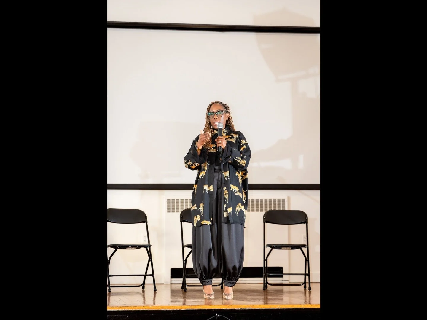 Real talk before 2026 👀👇🏾

Everybody in your circle is NOT meant to go with you to your next level.

At this event, I shared one of my favorite mindset shifts for high-achieving women:
✨ Passionate Fans ✨

These are the people who:
💛 Want to see 