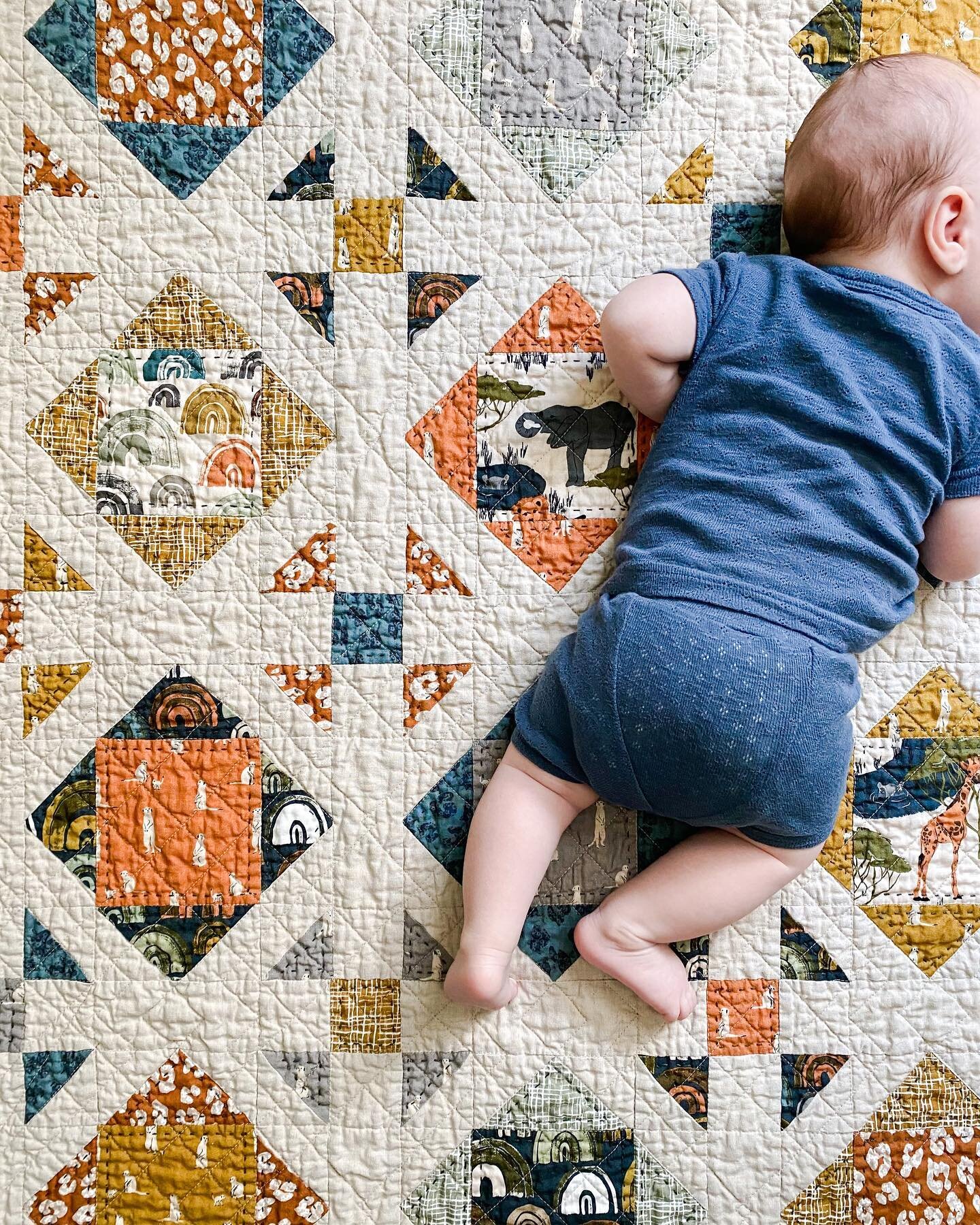 Babies on quilts 💕 I think this collection, The Waterhole, from @rileyblakedesigns deserves another round of applause, don&rsquo;t you think? I love love love the colors and am obsessed with those tiny meerkats 😍 

Link in bio for the blog post abo